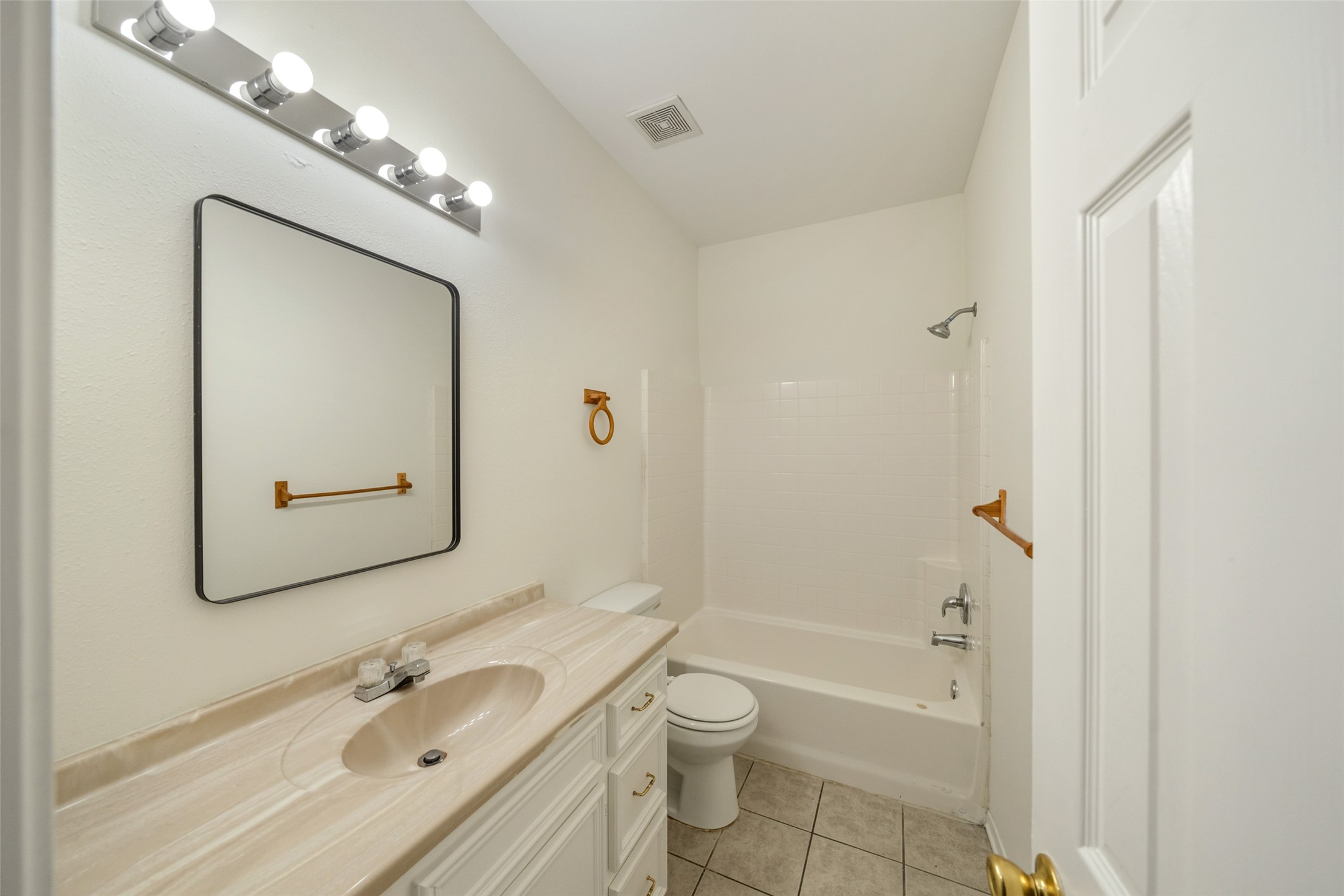 5502 Finch Street B Property Photo 27