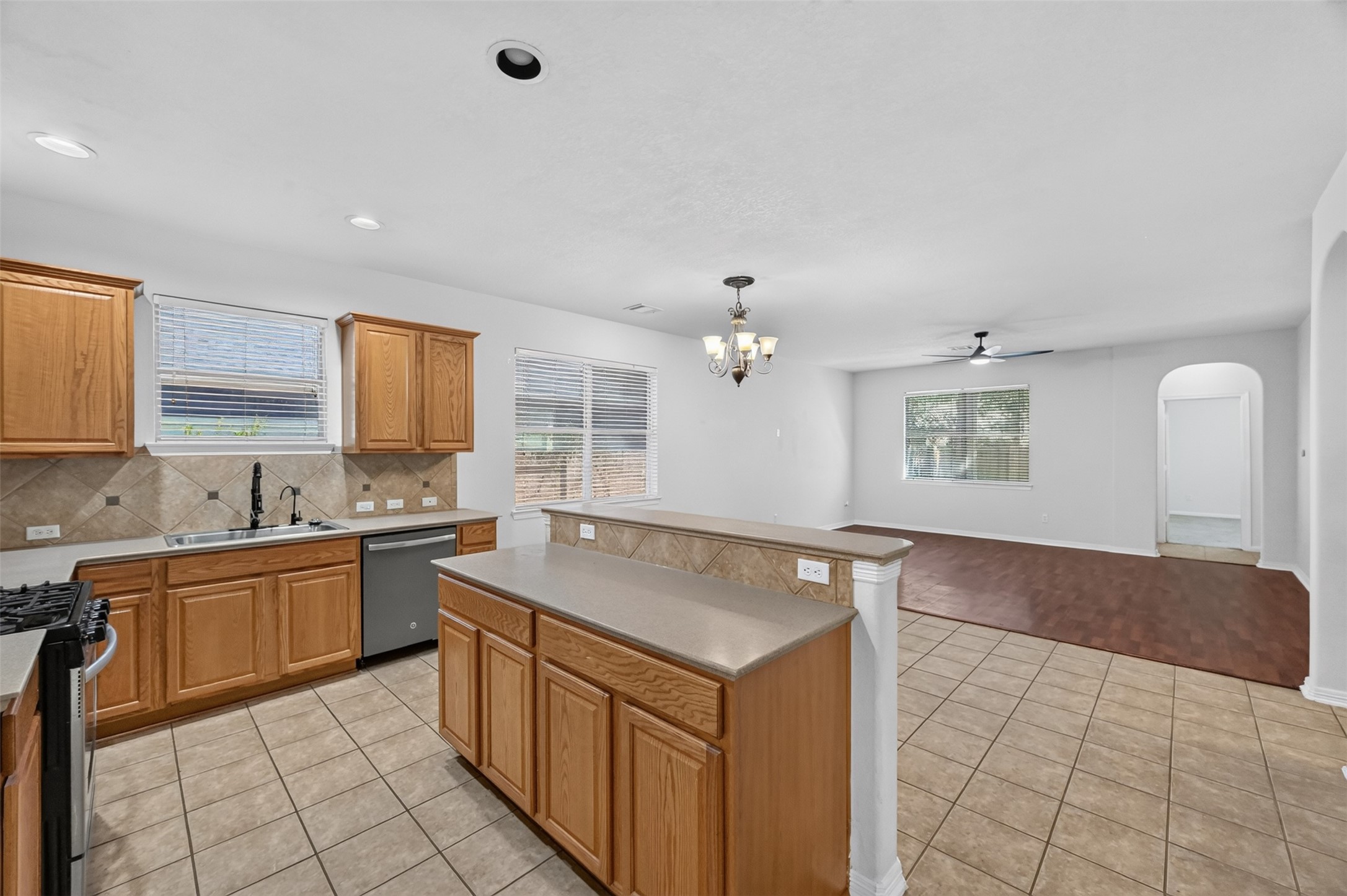 12806 Whistling Springs Drive Property Photo 8