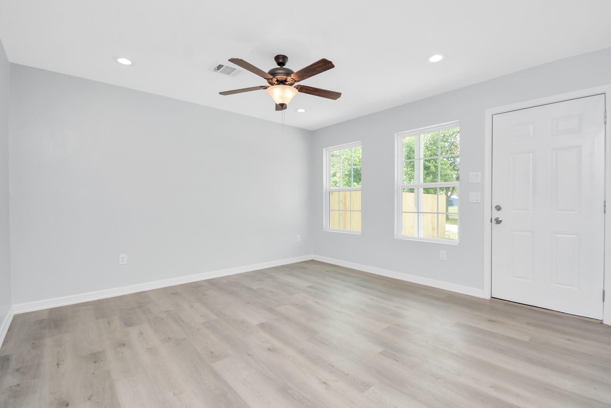 8595 Parkway Dr B Property Photo 5