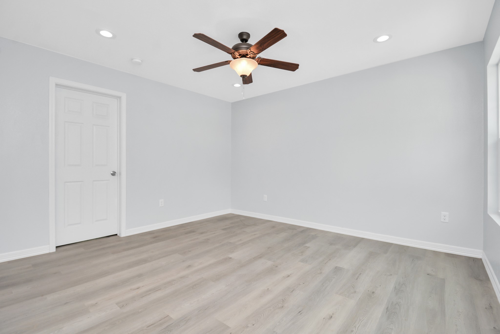 8595 Parkway Dr B Property Photo 6