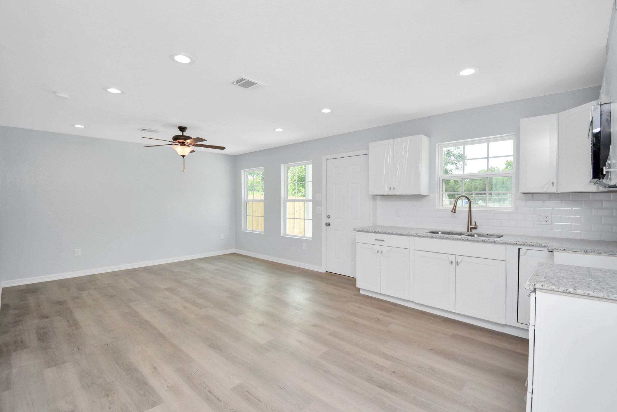 8595 Parkway Dr B Property Photo 8