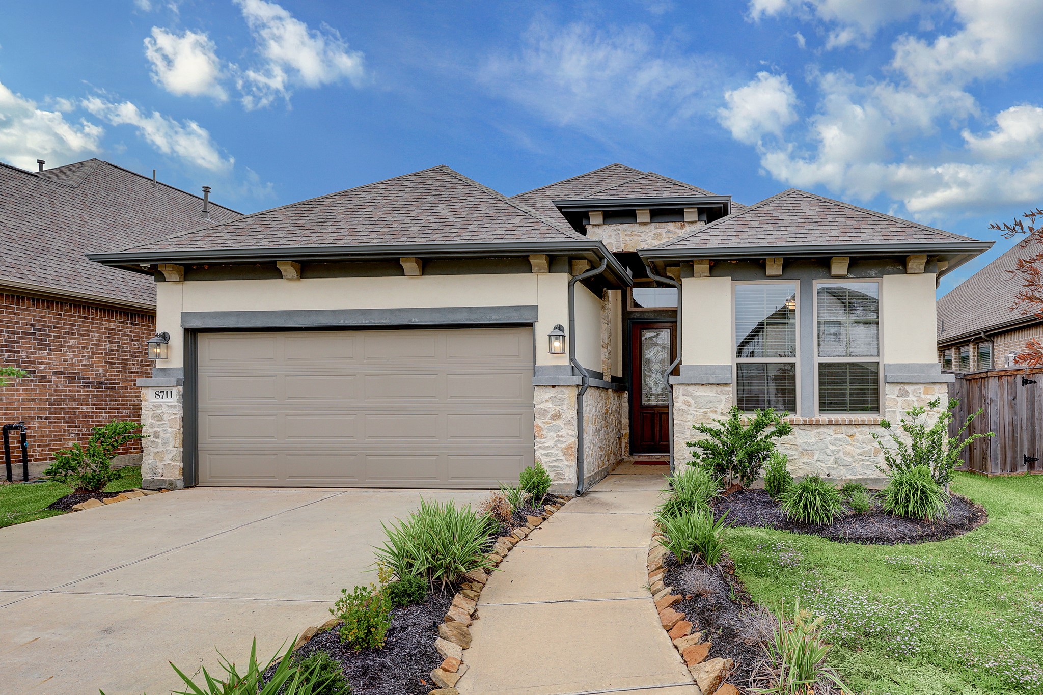 8711 Crossing Oak Lane Property Photo 1