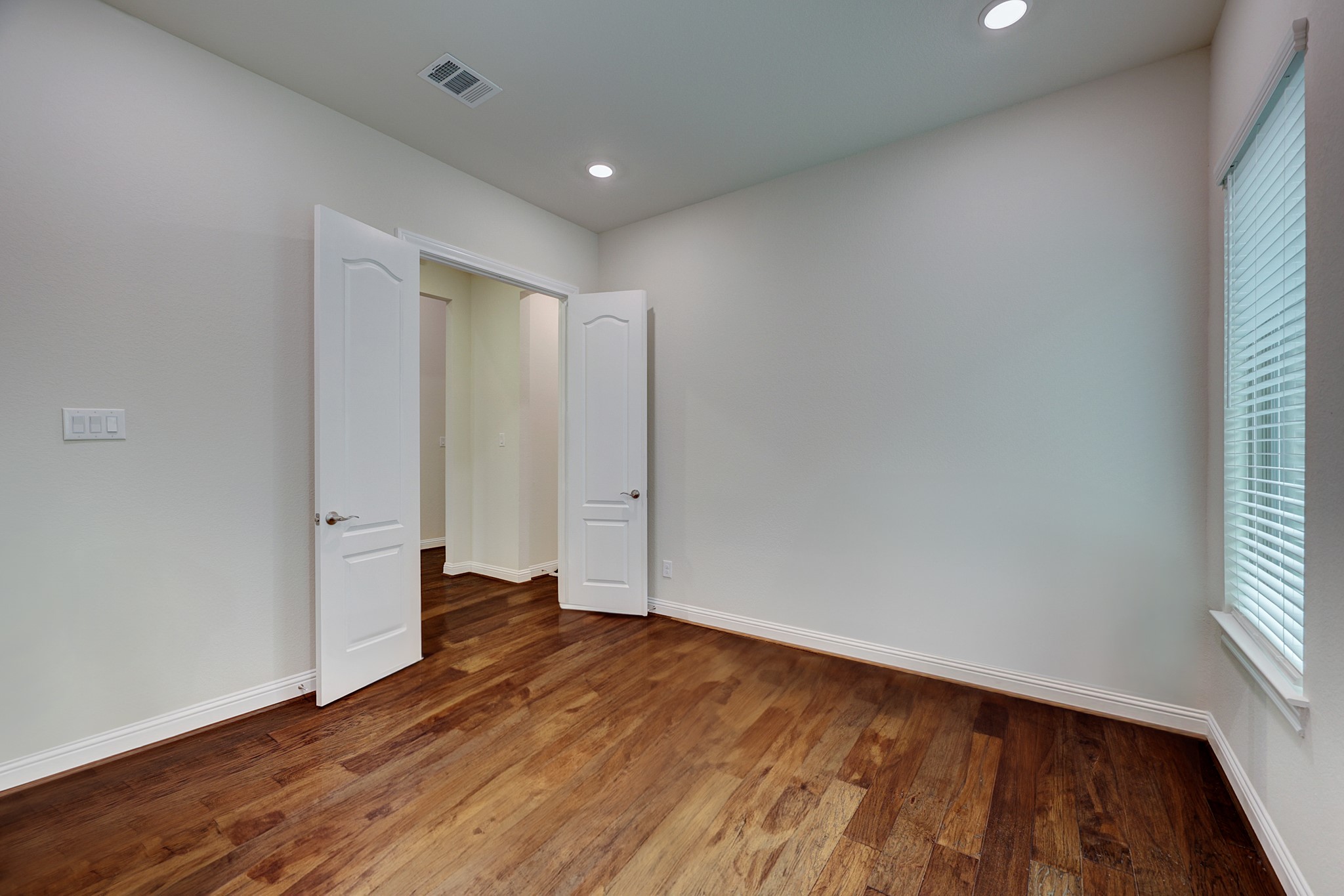 8711 Crossing Oak Lane Property Photo 4