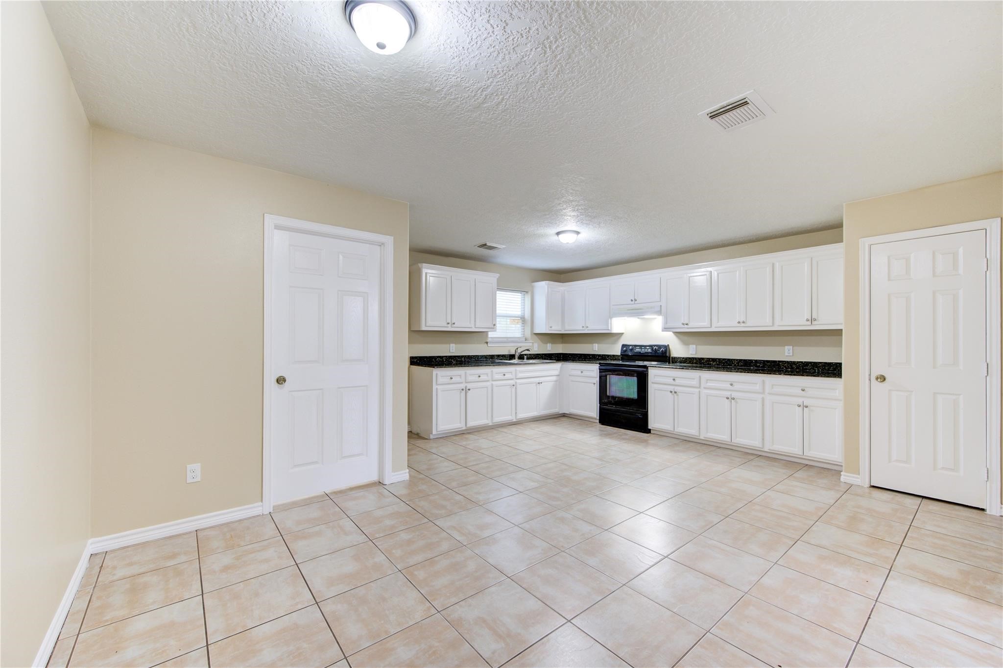 605 Center Street B Property Photo 6