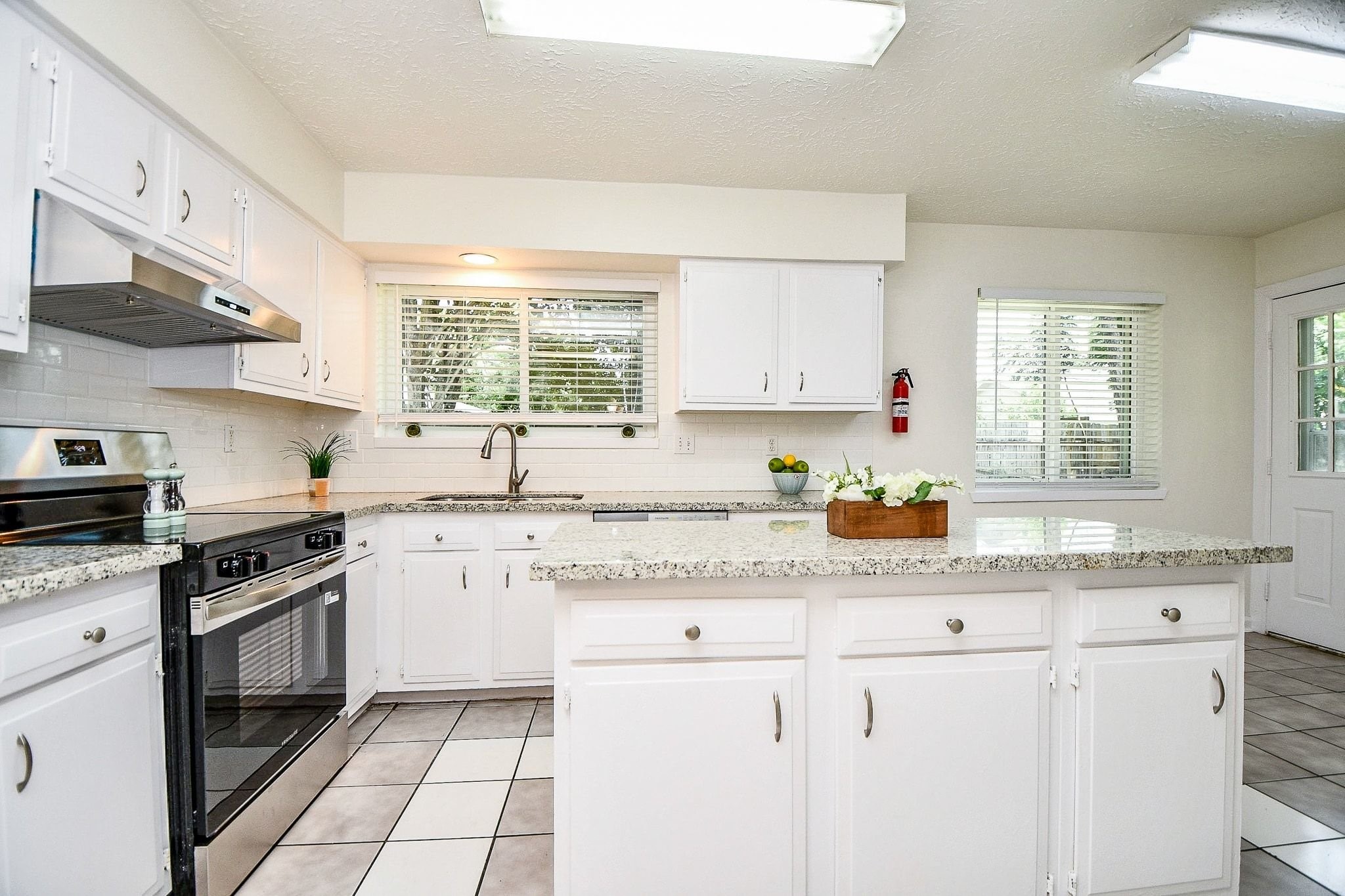 16823 Cobble Ridge Drive Property Photo 2