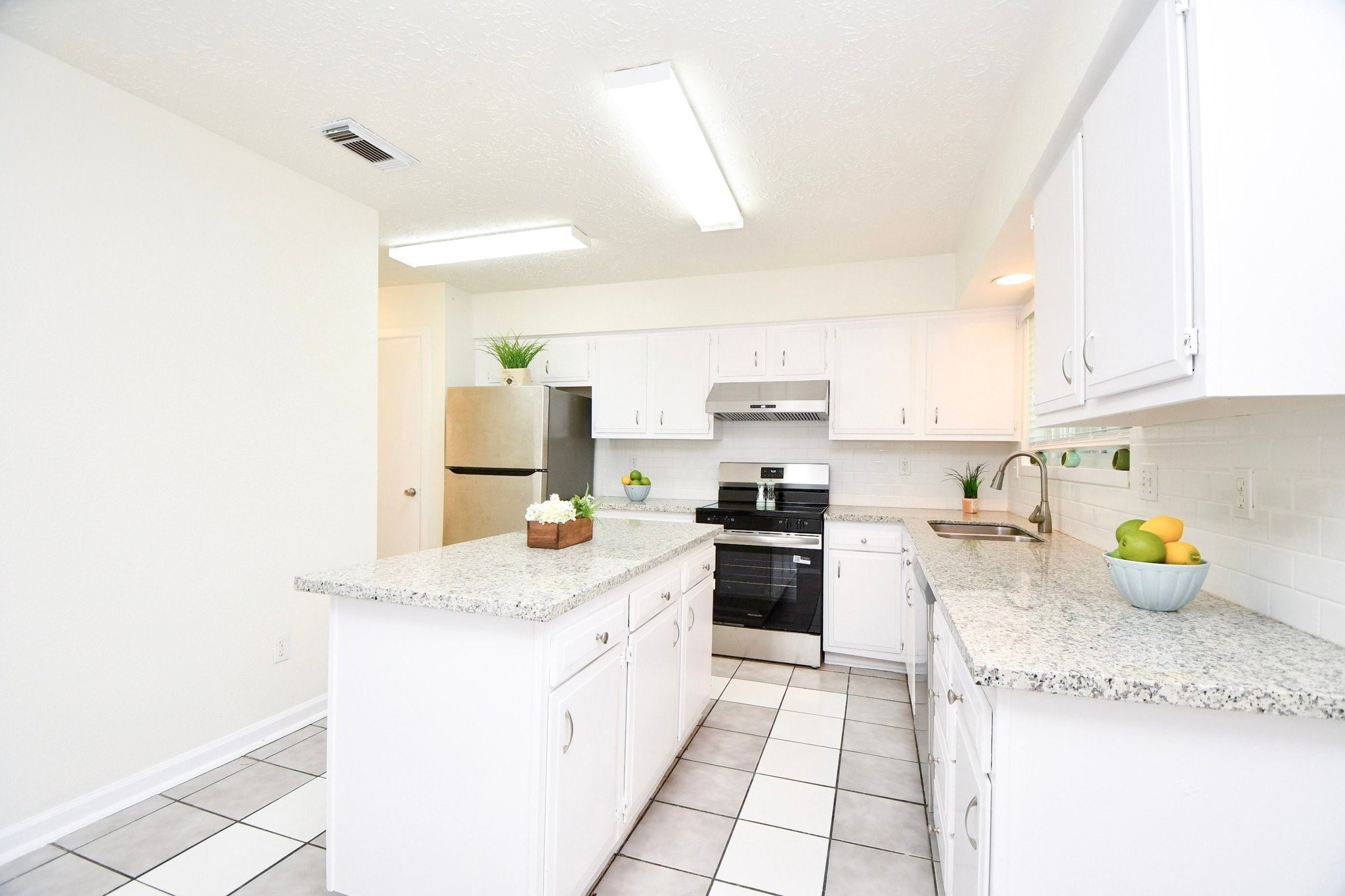 16823 Cobble Ridge Drive Property Photo 18