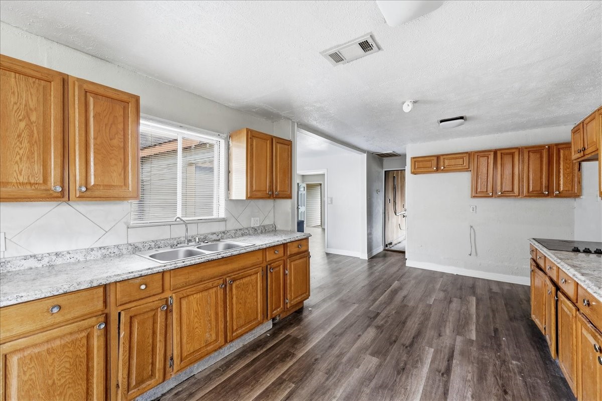 2230 Toledo Street Property Photo 4