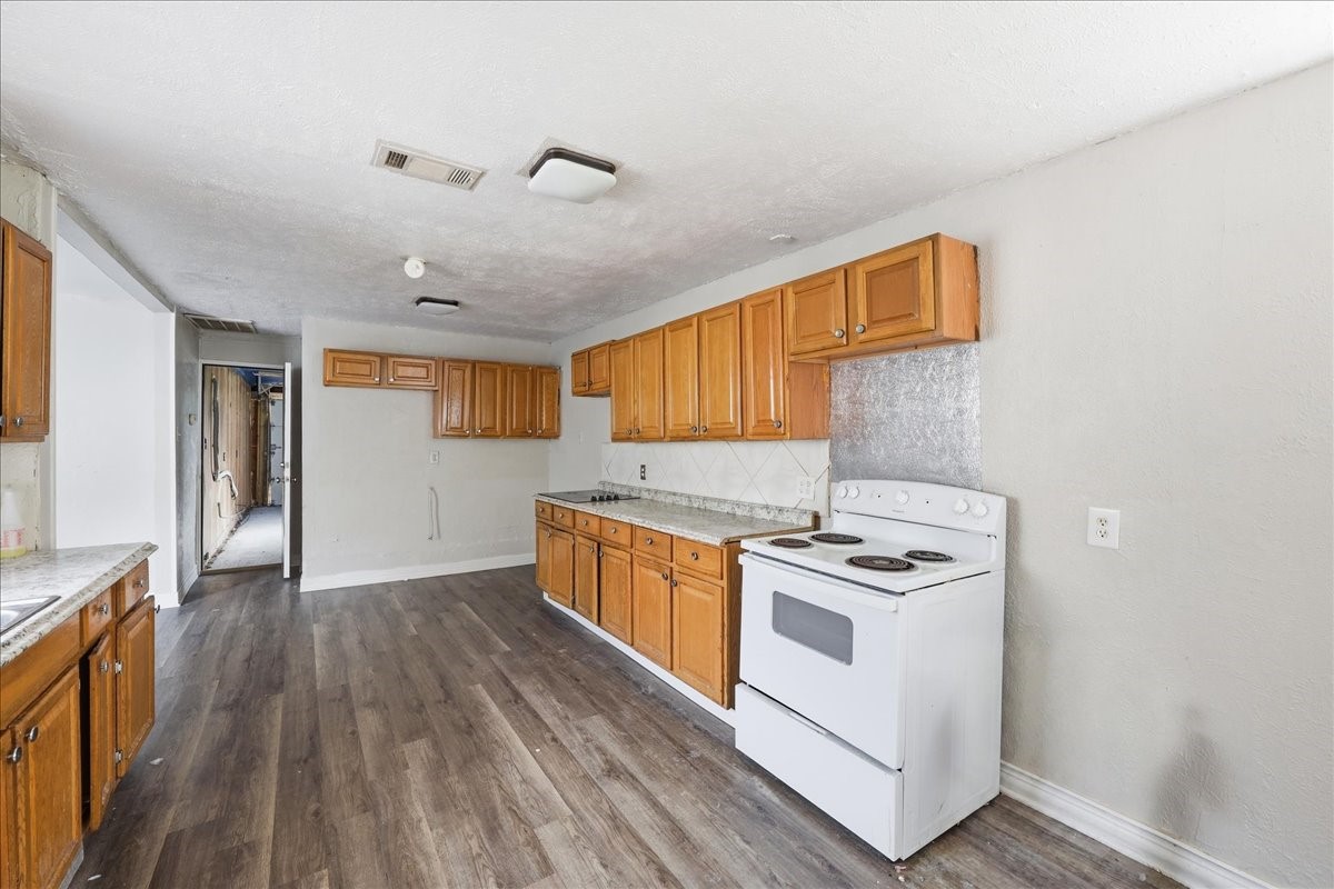 2230 Toledo Street Property Photo 8