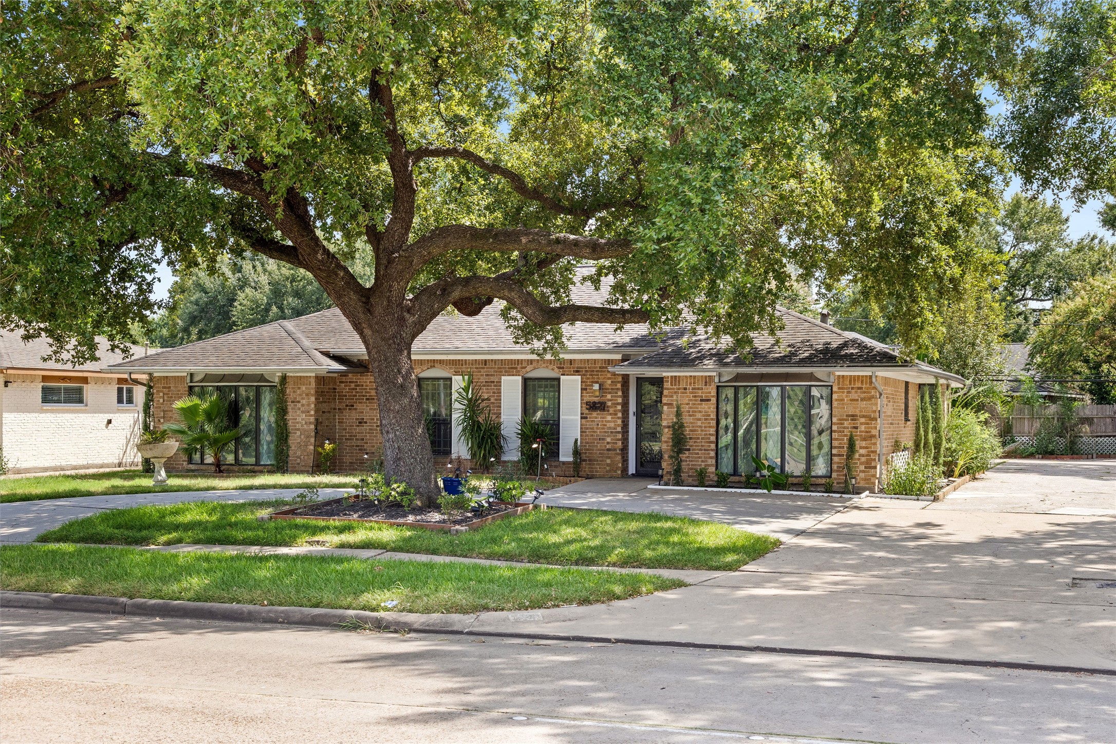 5827 S Braeswood Boulevard Property Photo 2