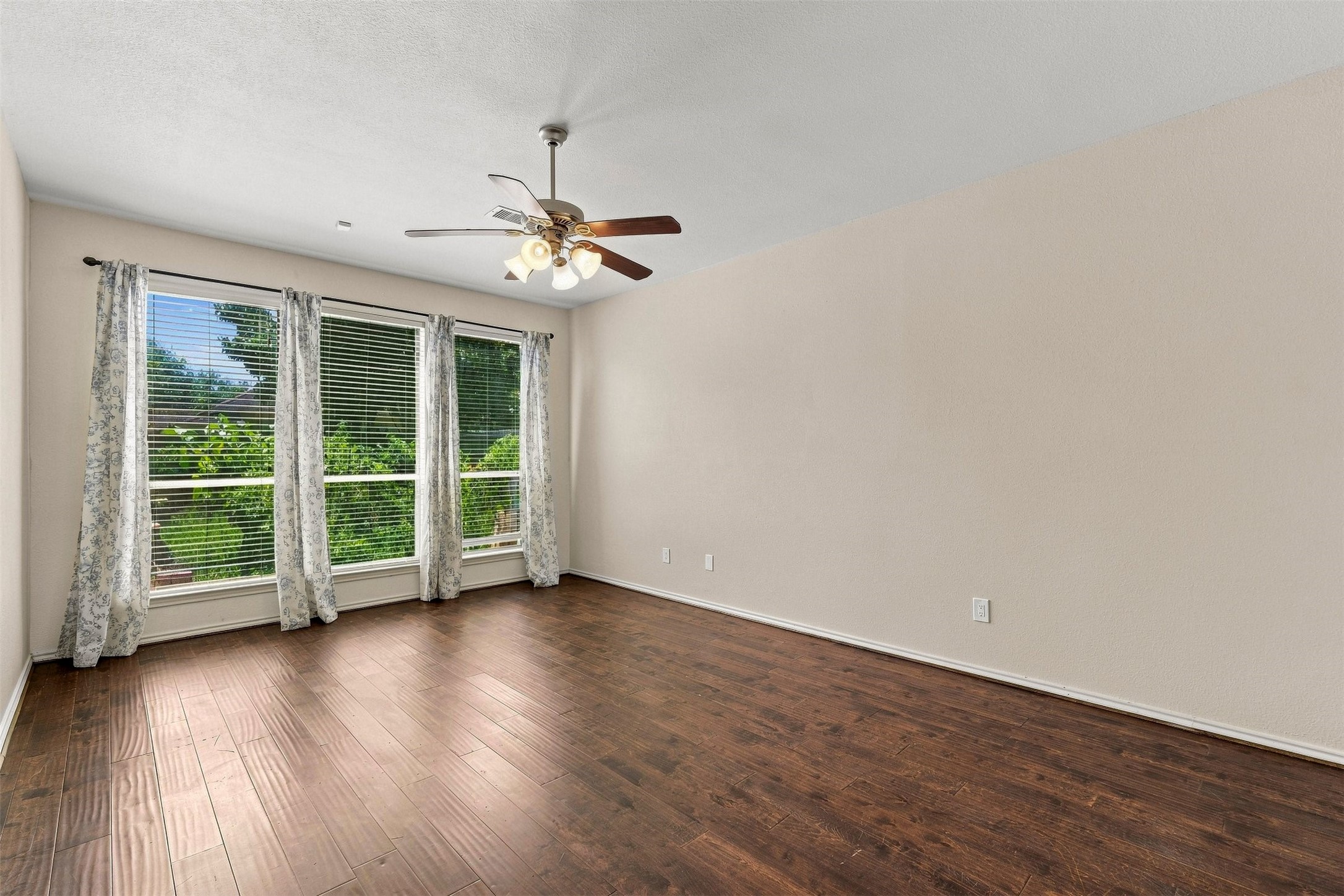 5526 Walnut Glen Lane Property Photo 14