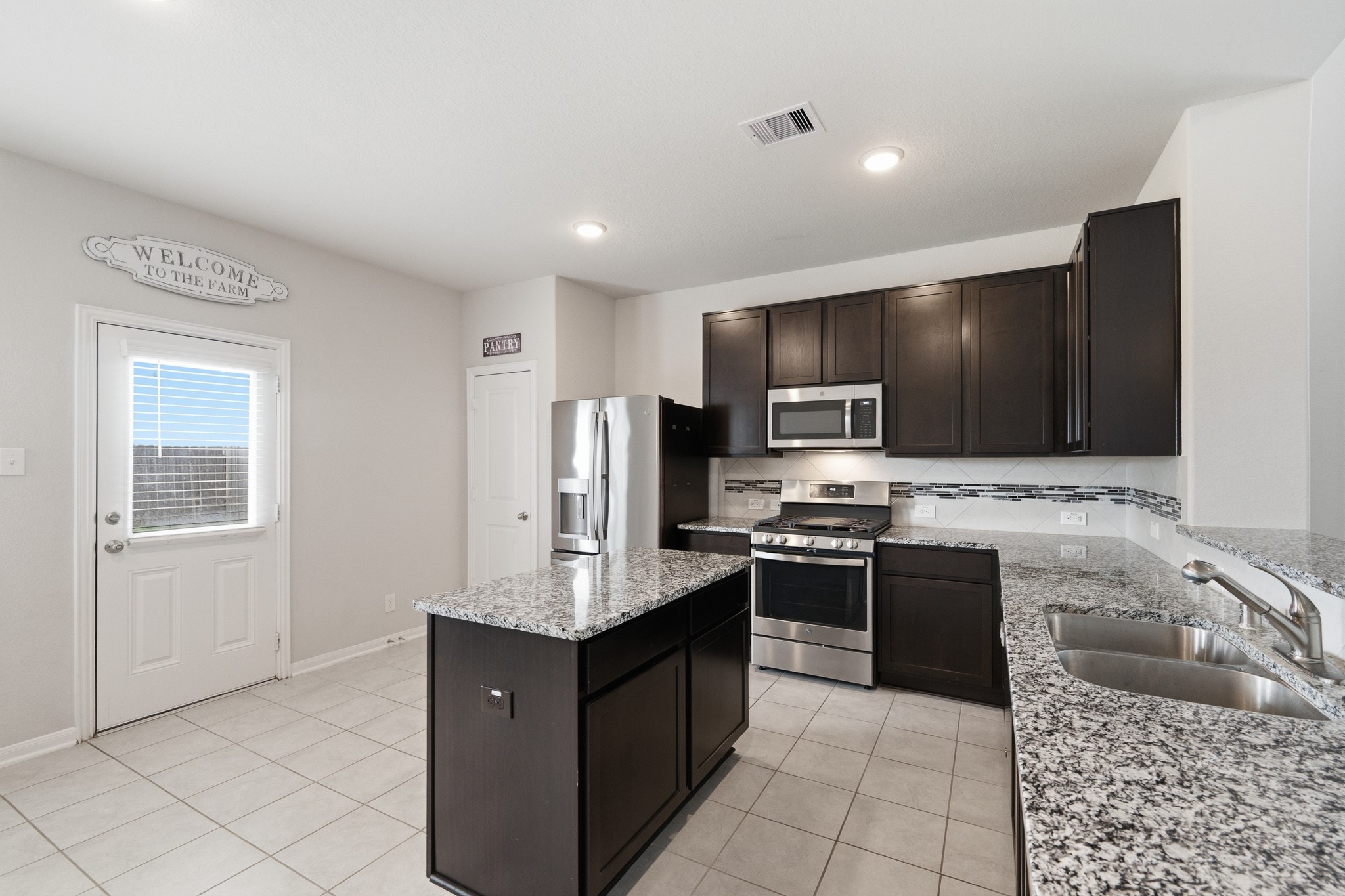 10402 Matterhorn Drive Property Photo 9