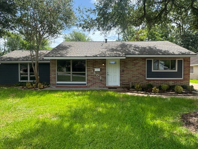1607 W Houston Drive Property Photo 1