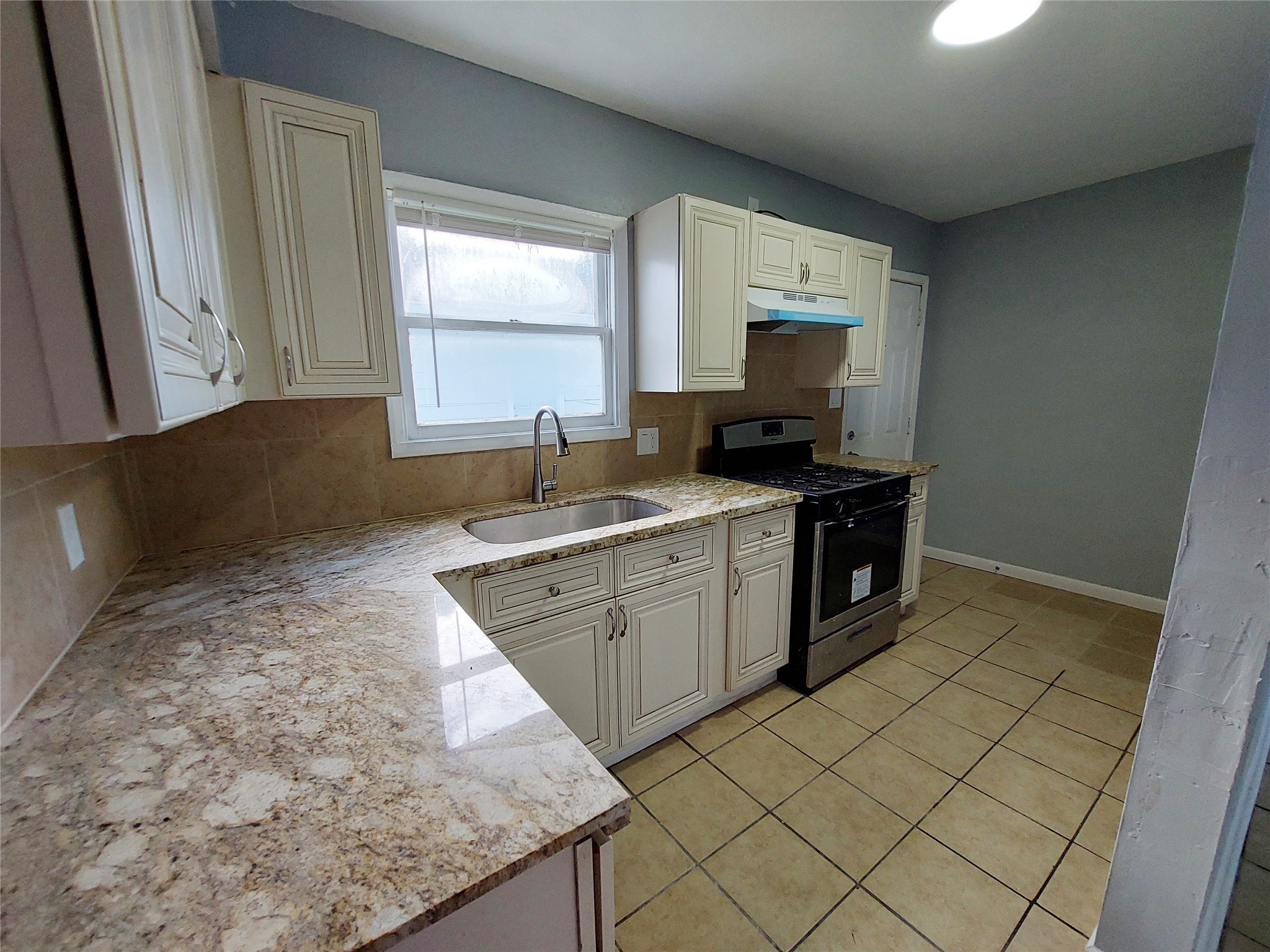 1728 W 8th Street Property Photo 3