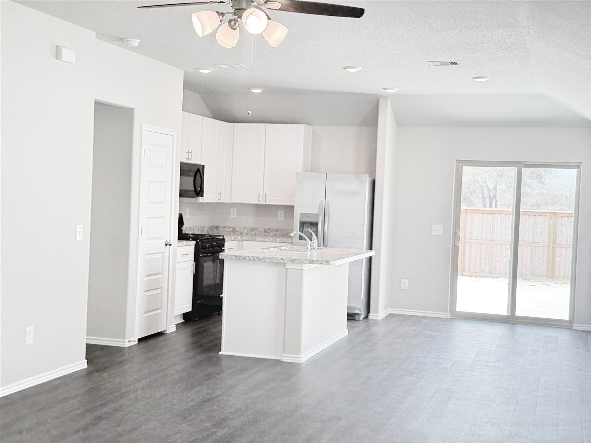 21611 Dessert Lilly Road Property Photo 5