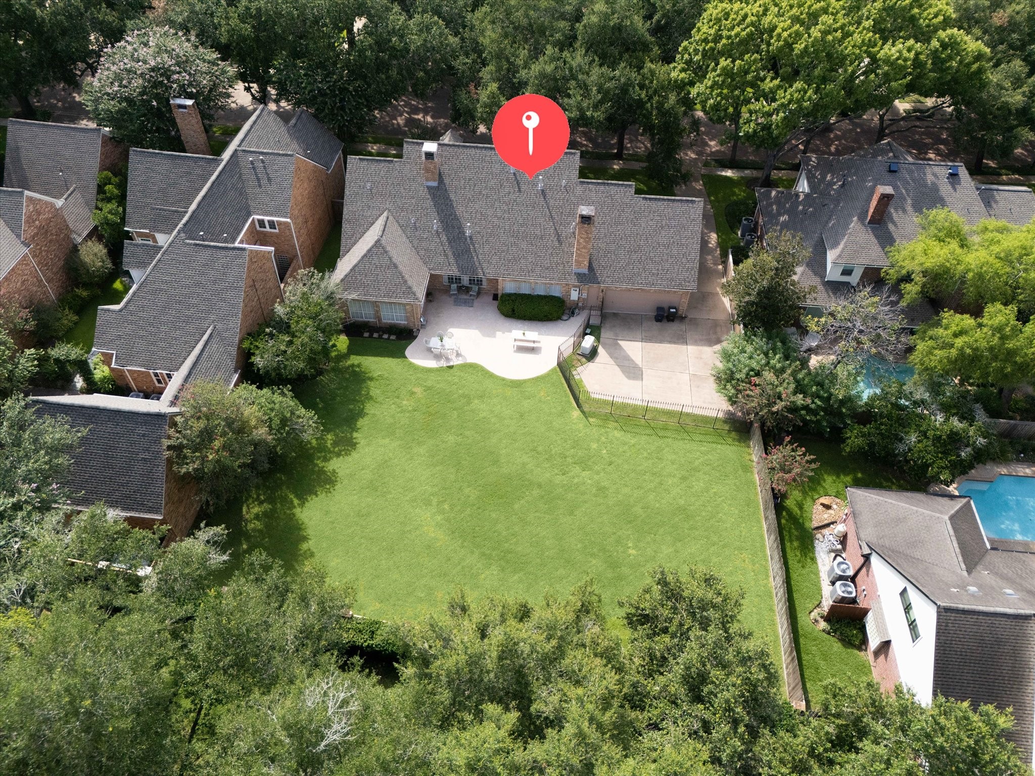 1419 Camelot Place Property Photo 3
