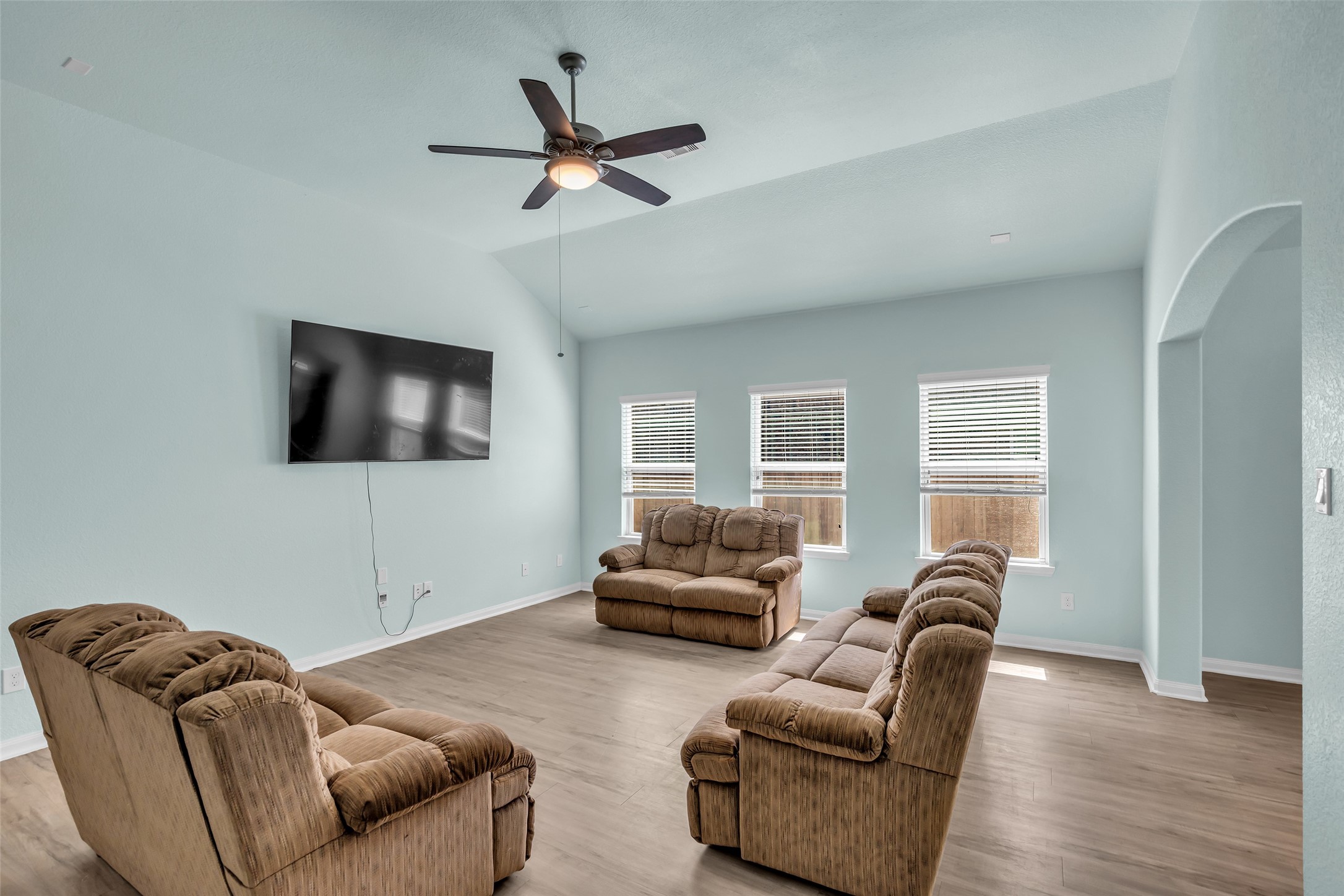 15031 Meadow Glen N Property Photo 6