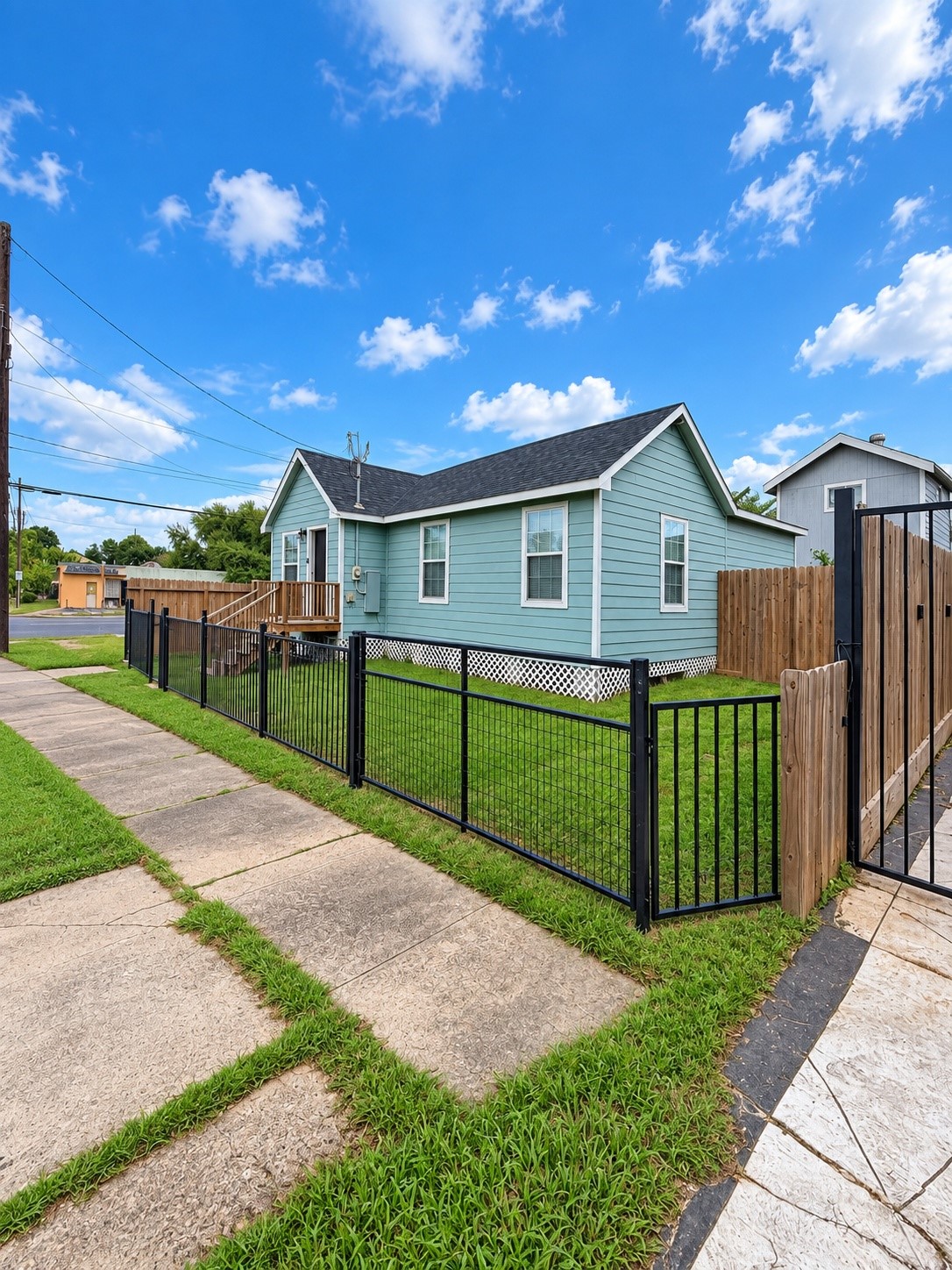 7402 Navigation Boulevard Property Photo 1