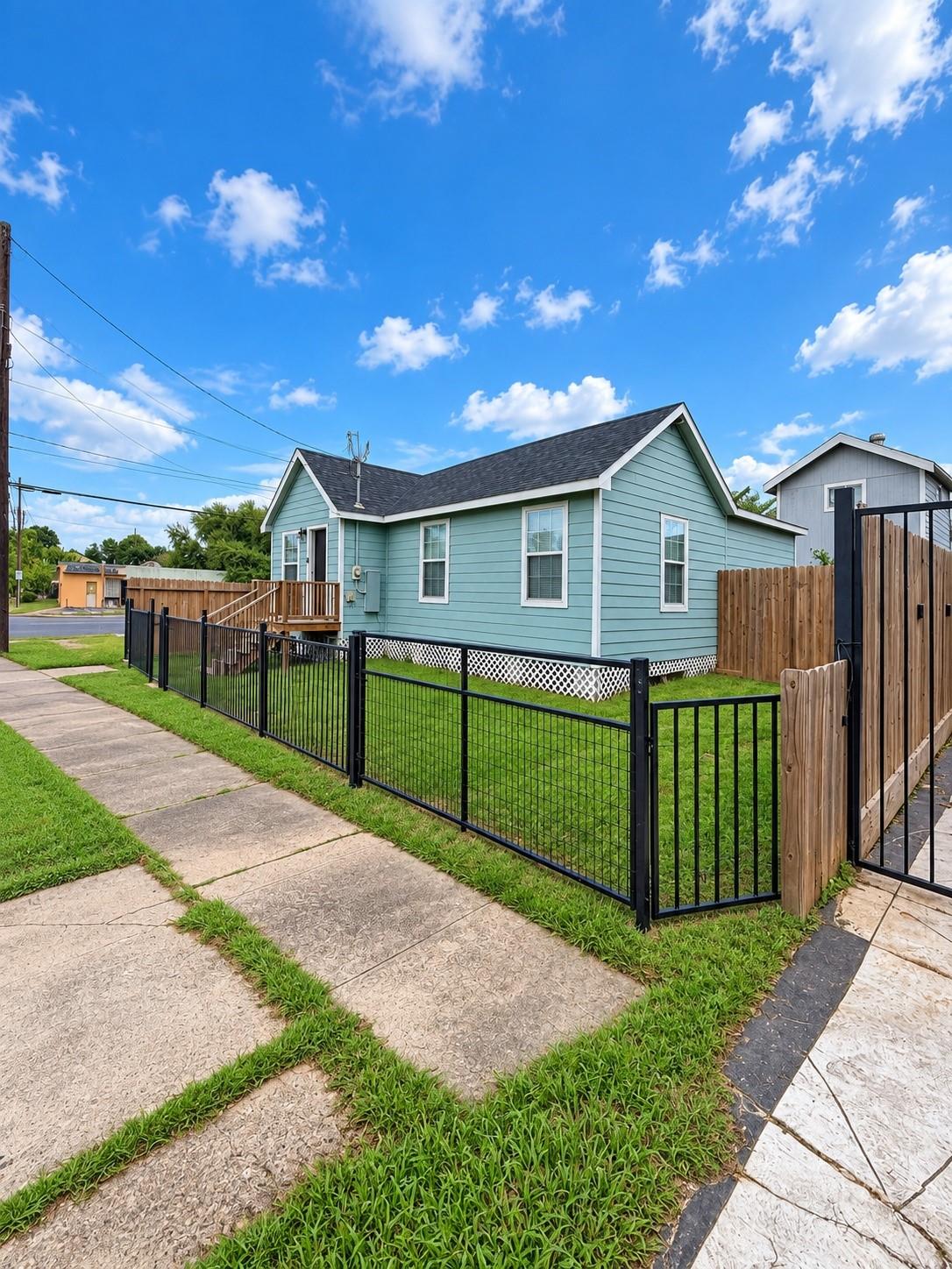 7402 Navigation Boulevard, Houston TX 77011 Property Photo 1