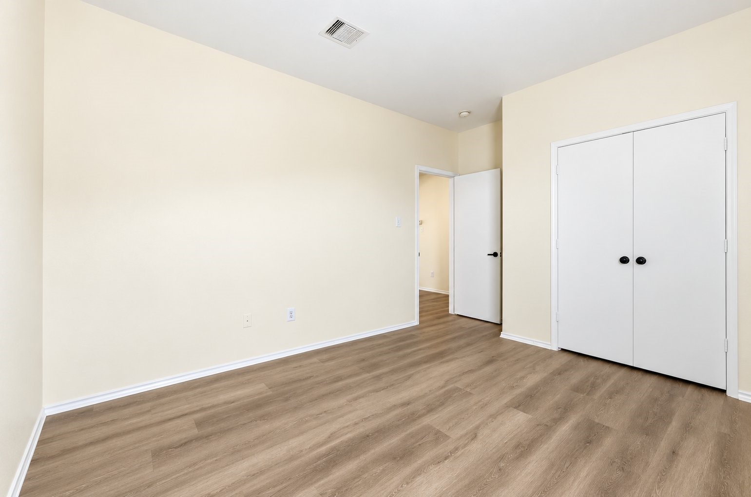 5402 Roaring Peaks Lane Property Photo 13