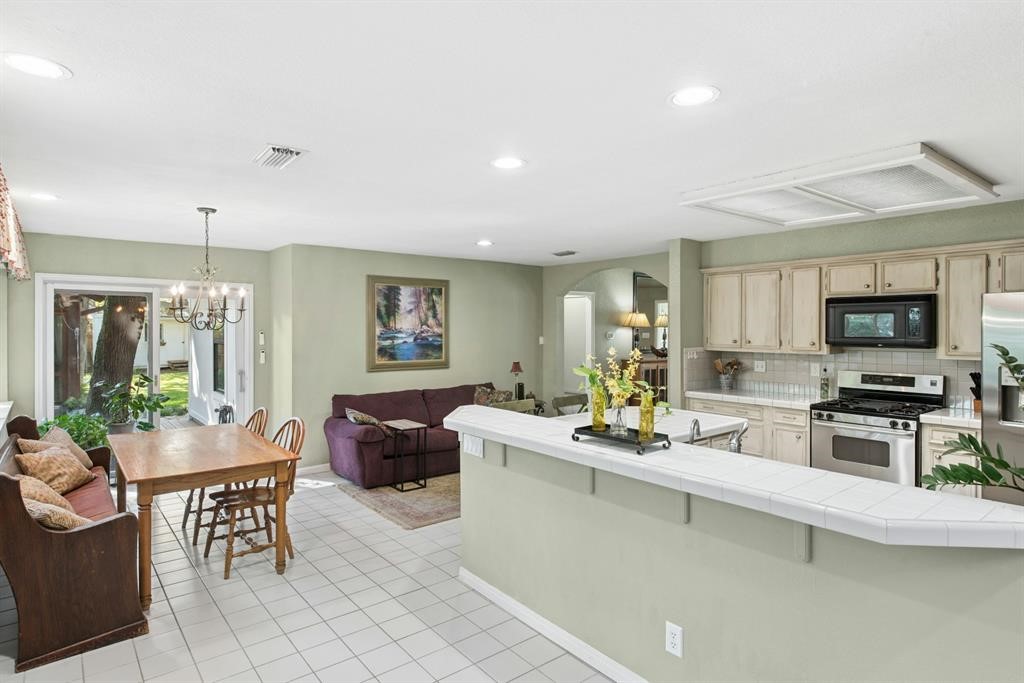 6604 Liveoak Drive Property Photo 8