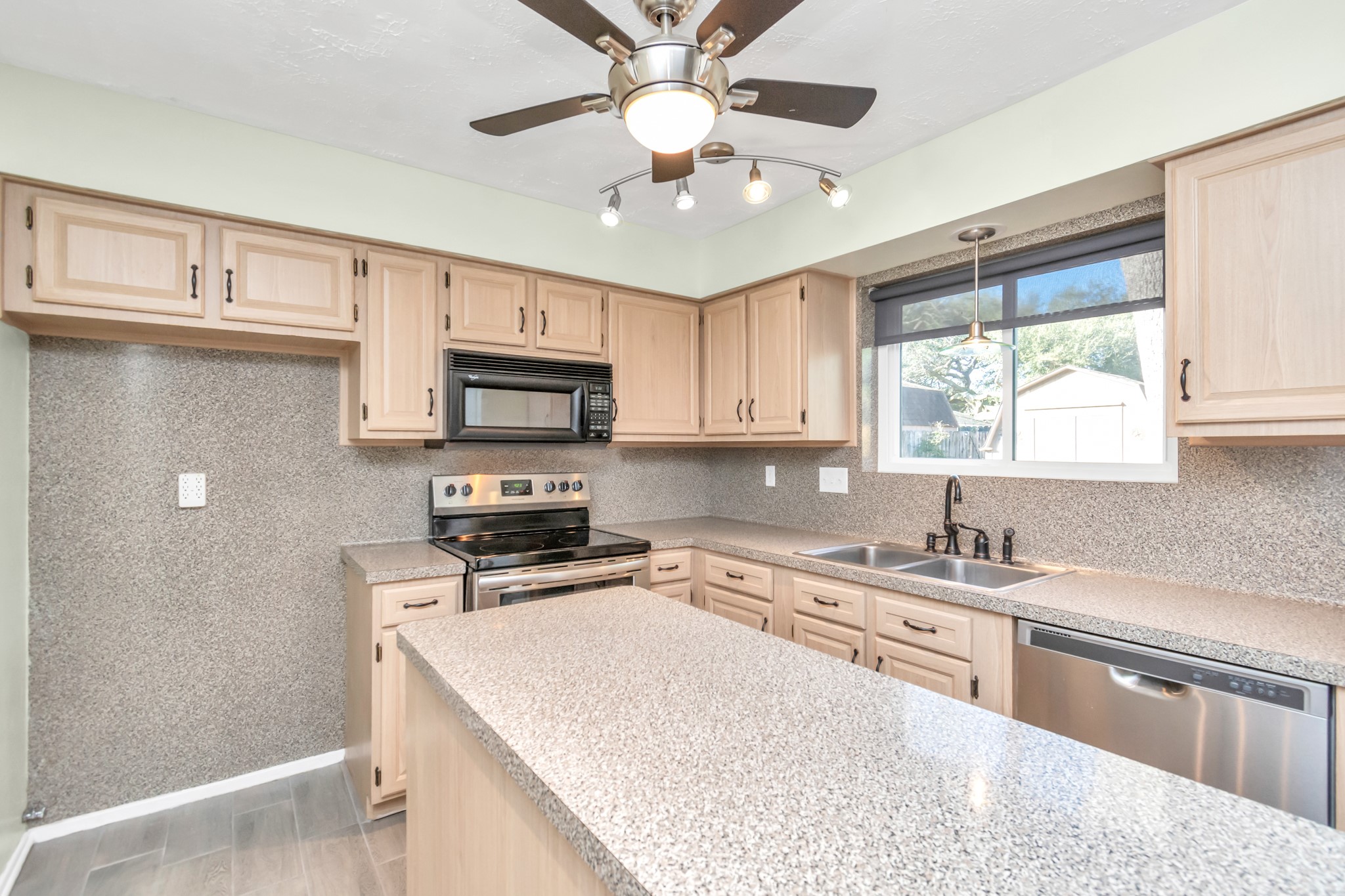 16814 Cobble Ridge Drive Property Photo 12