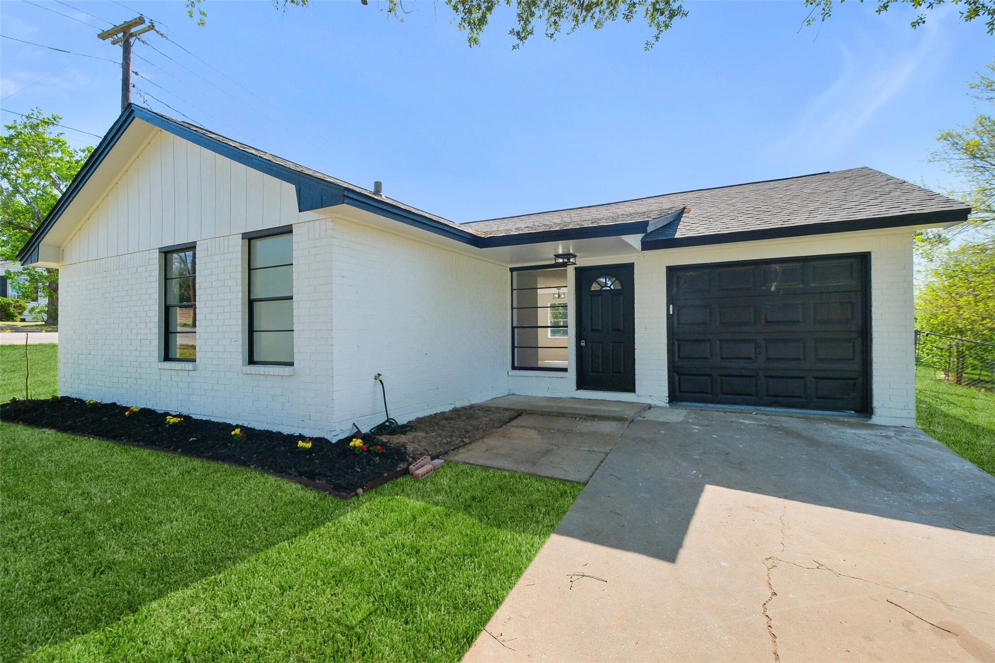 221 N Baron Street, Bellville Tx 77418 Property Photo 1