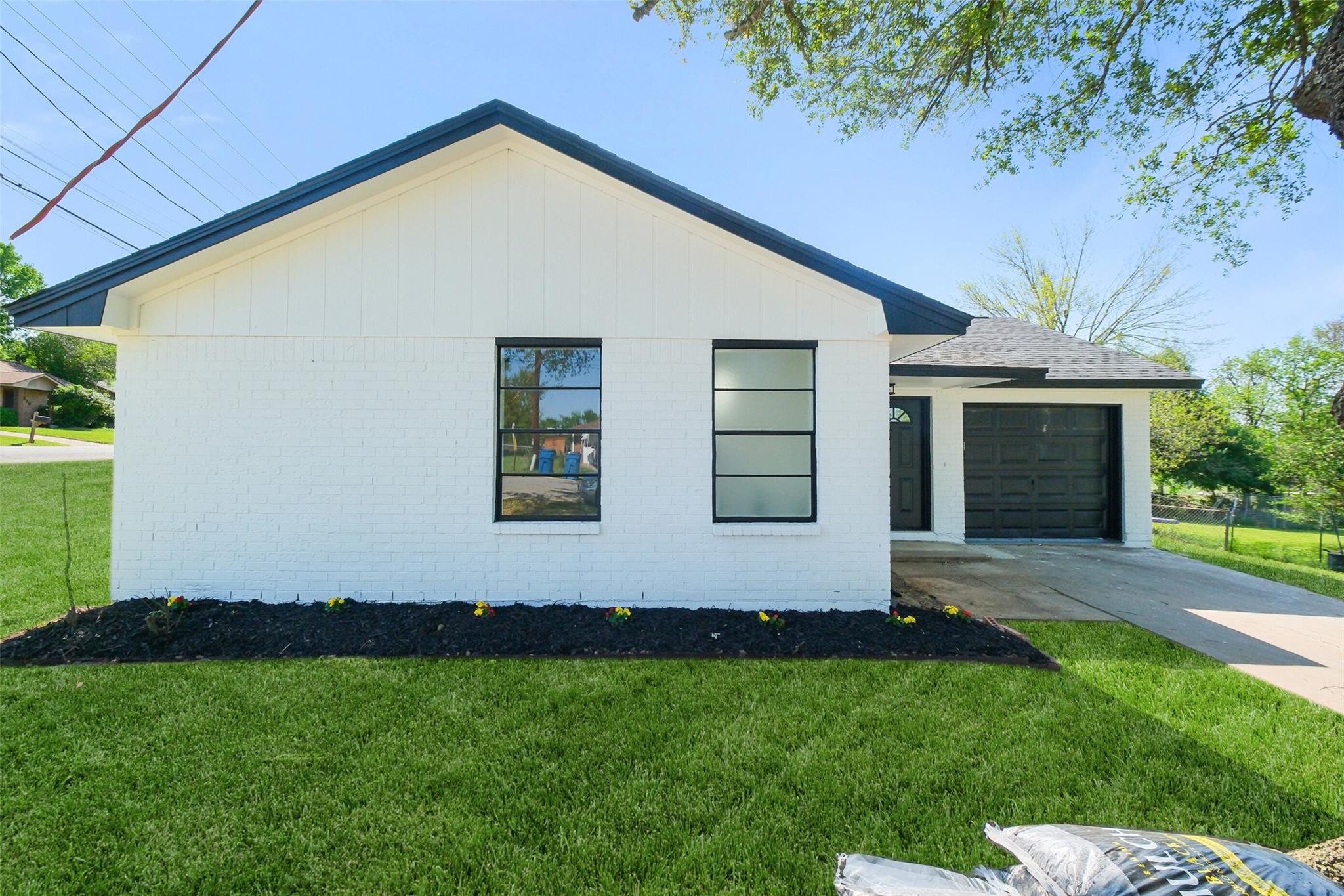 221 N Baron Street, Bellville Tx 77418 Property Photo 25