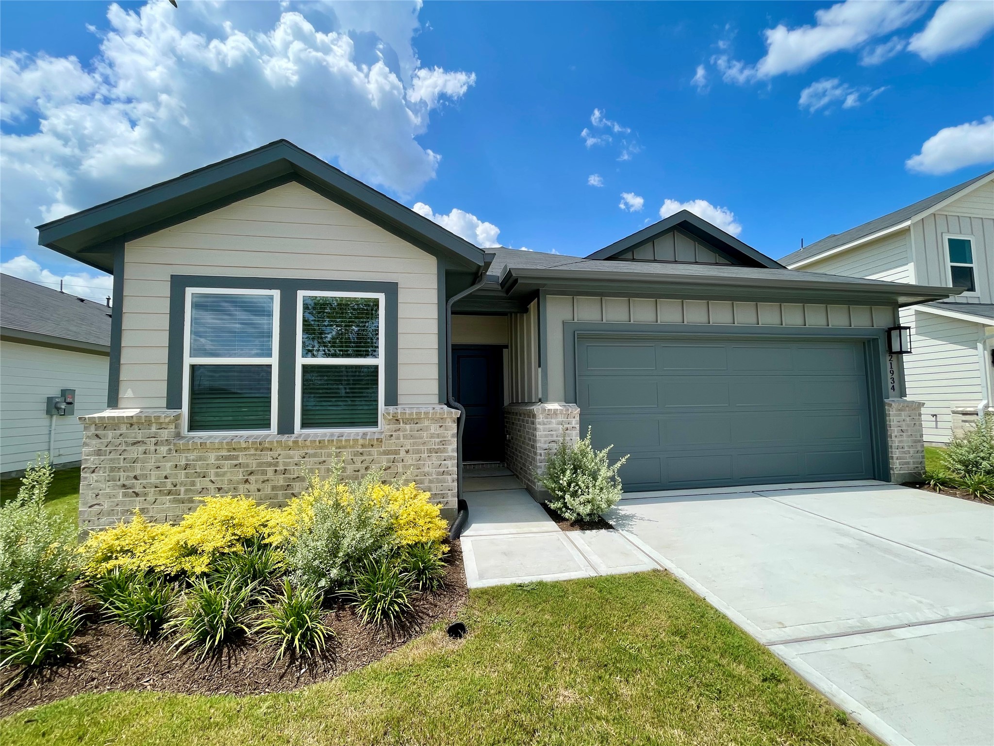 21934 Longhorn Ridge Drive Property Photo 1