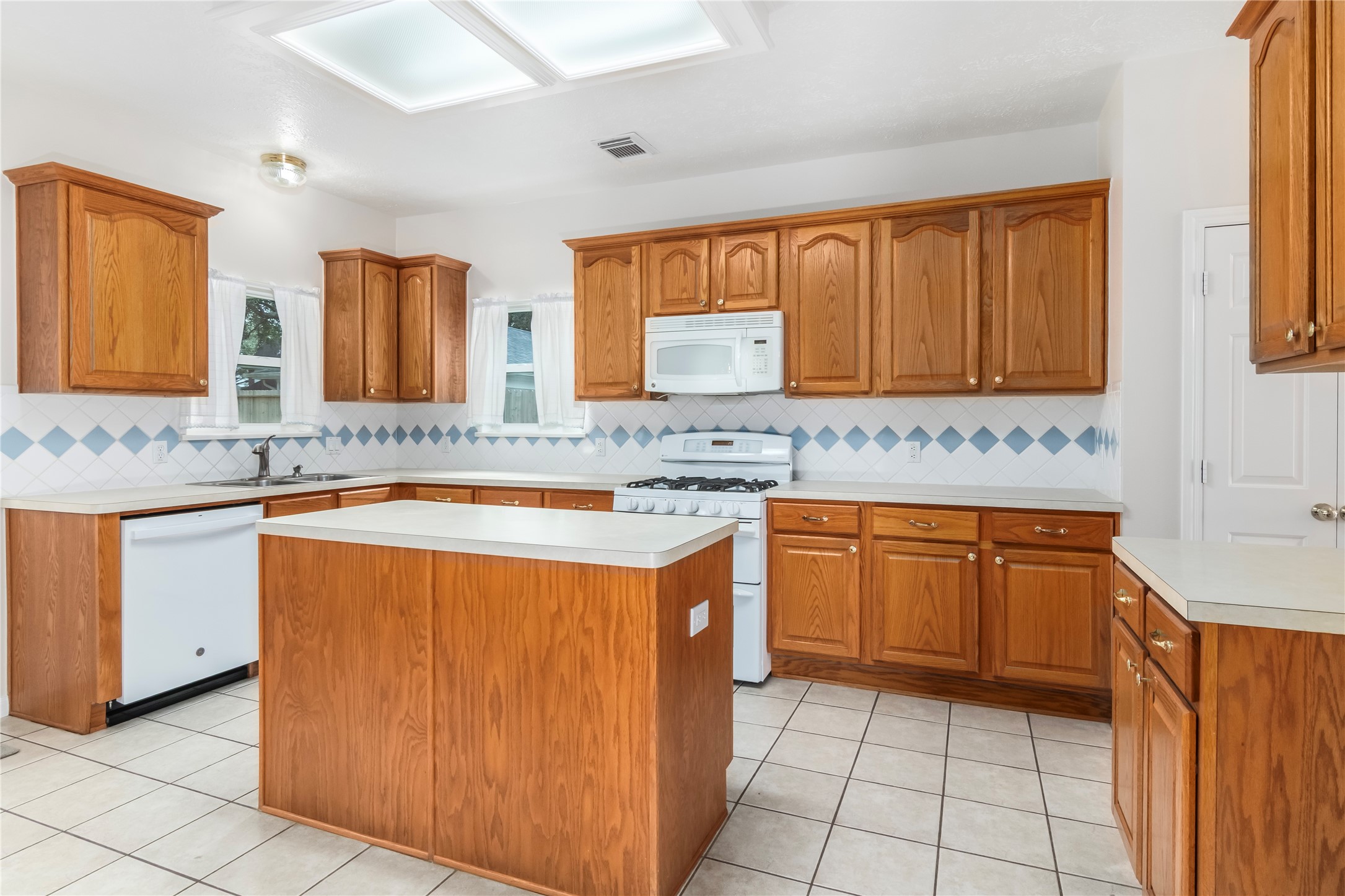 5011 White Manor Drive Property Photo 15