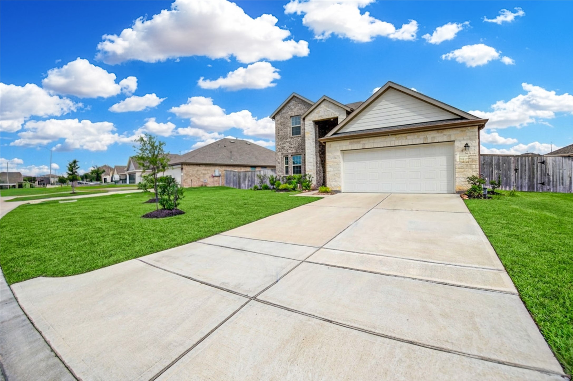 26627 Ledgemont Drive Property Photo 1