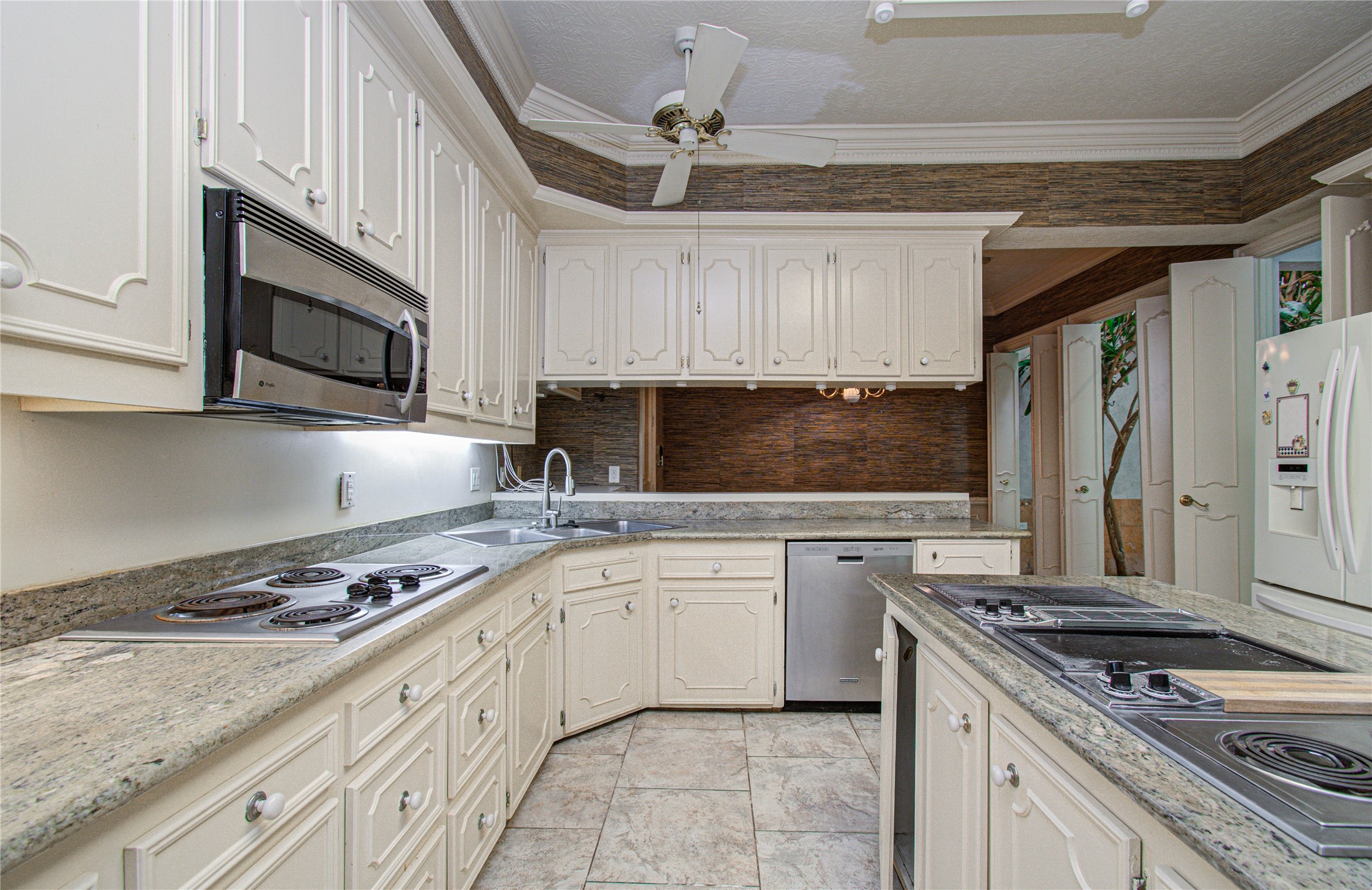 9712 Longmont Drive Property Photo 11