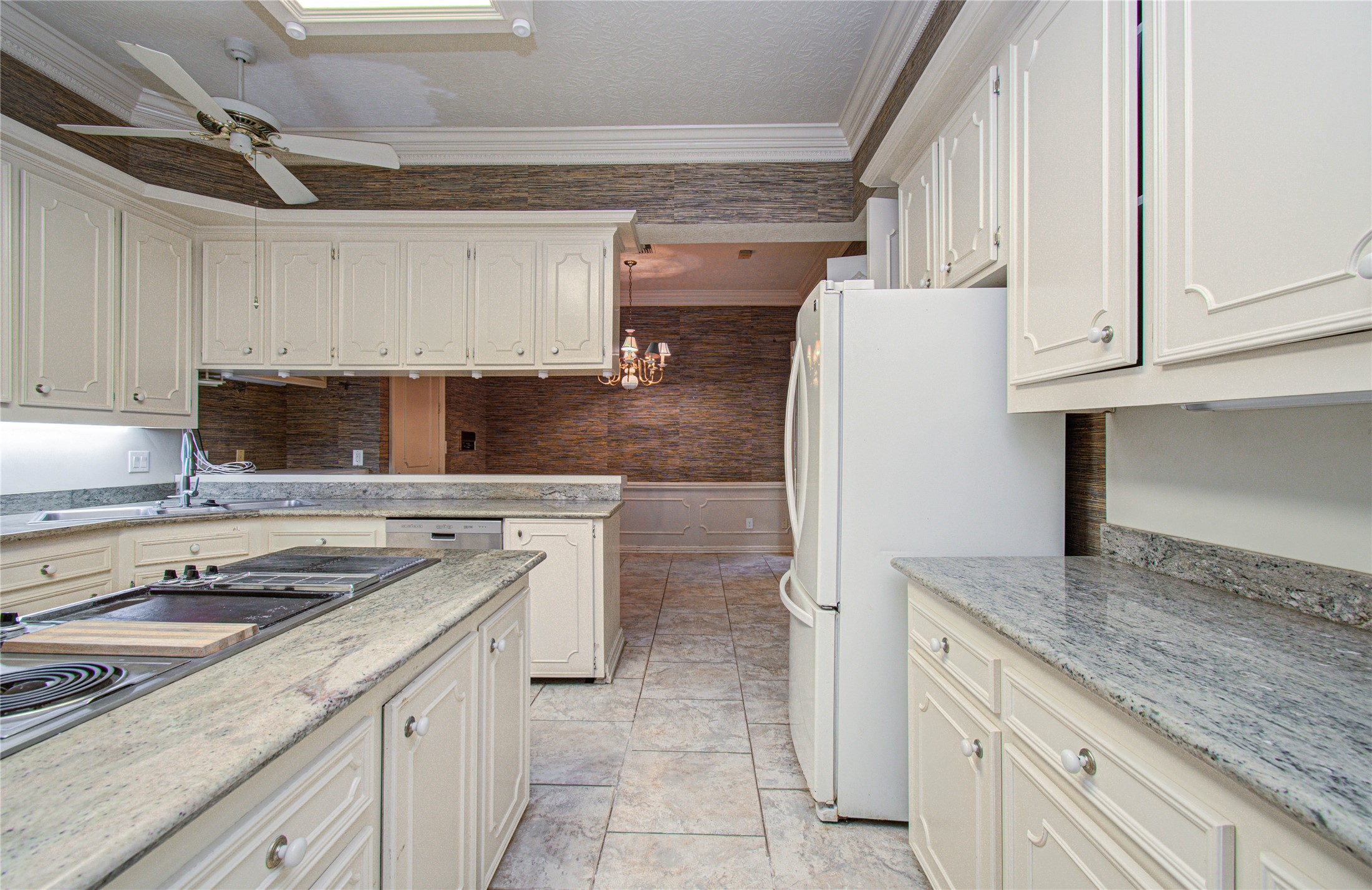 9712 Longmont Drive Property Photo 12