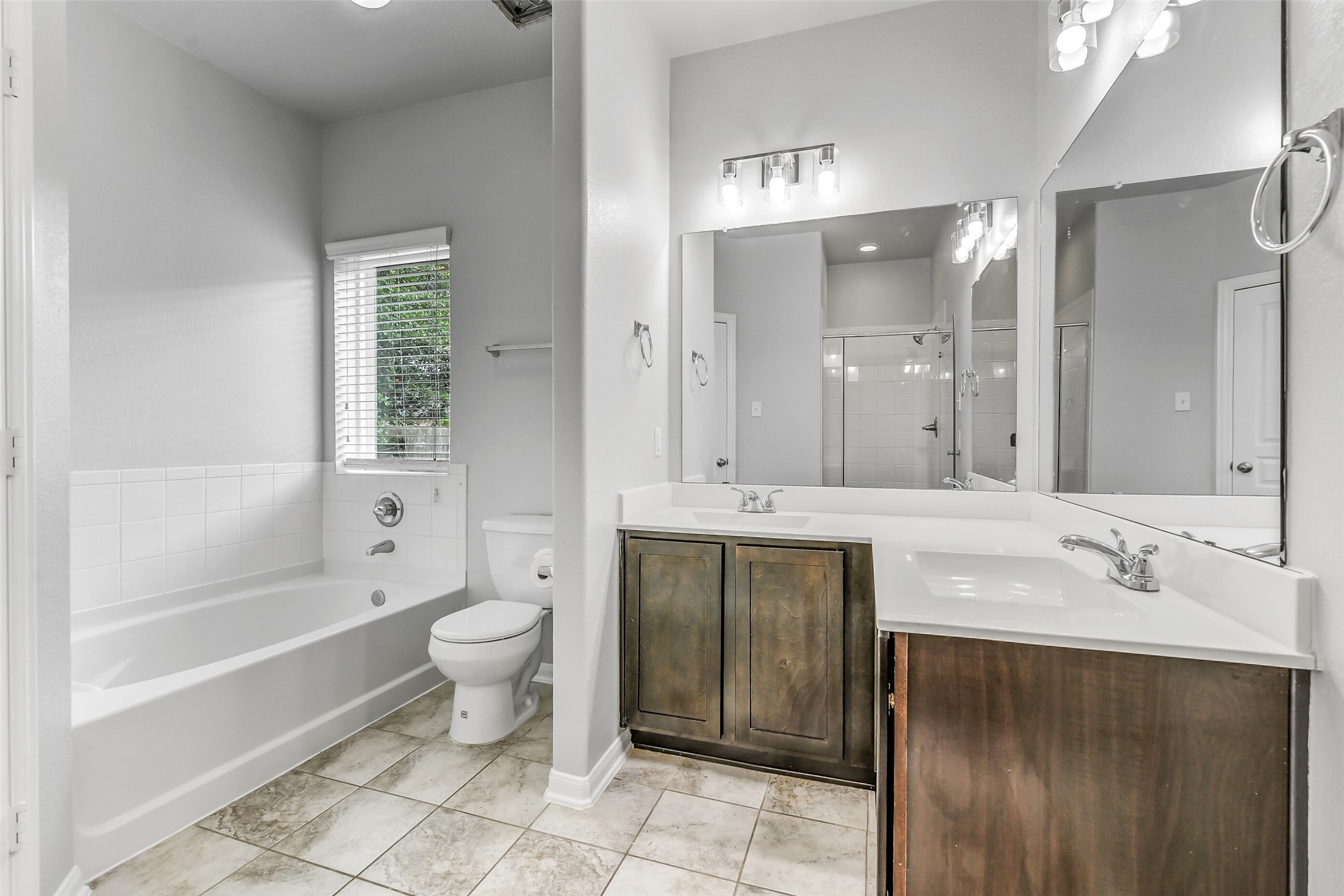 18607 Legend Oaks Drive Property Photo 15