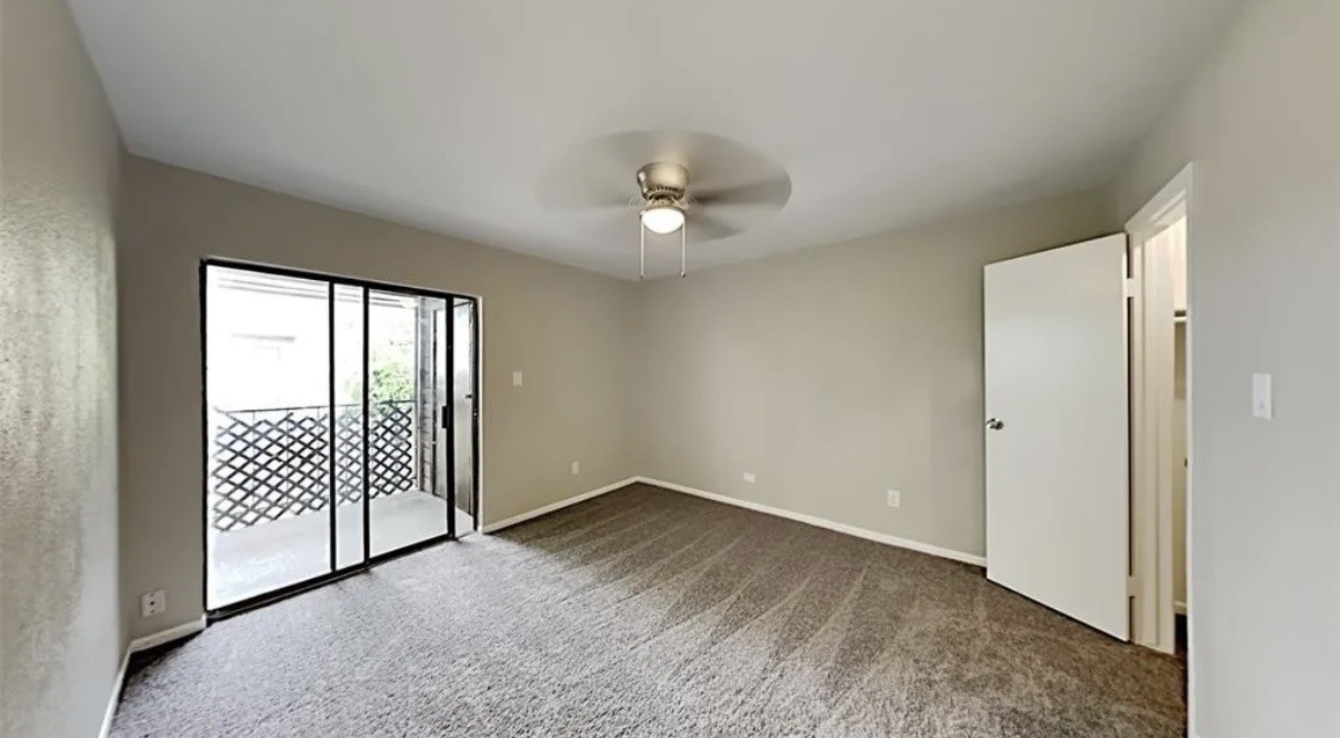 10912 Gulf Freeway 12 Property Photo 2