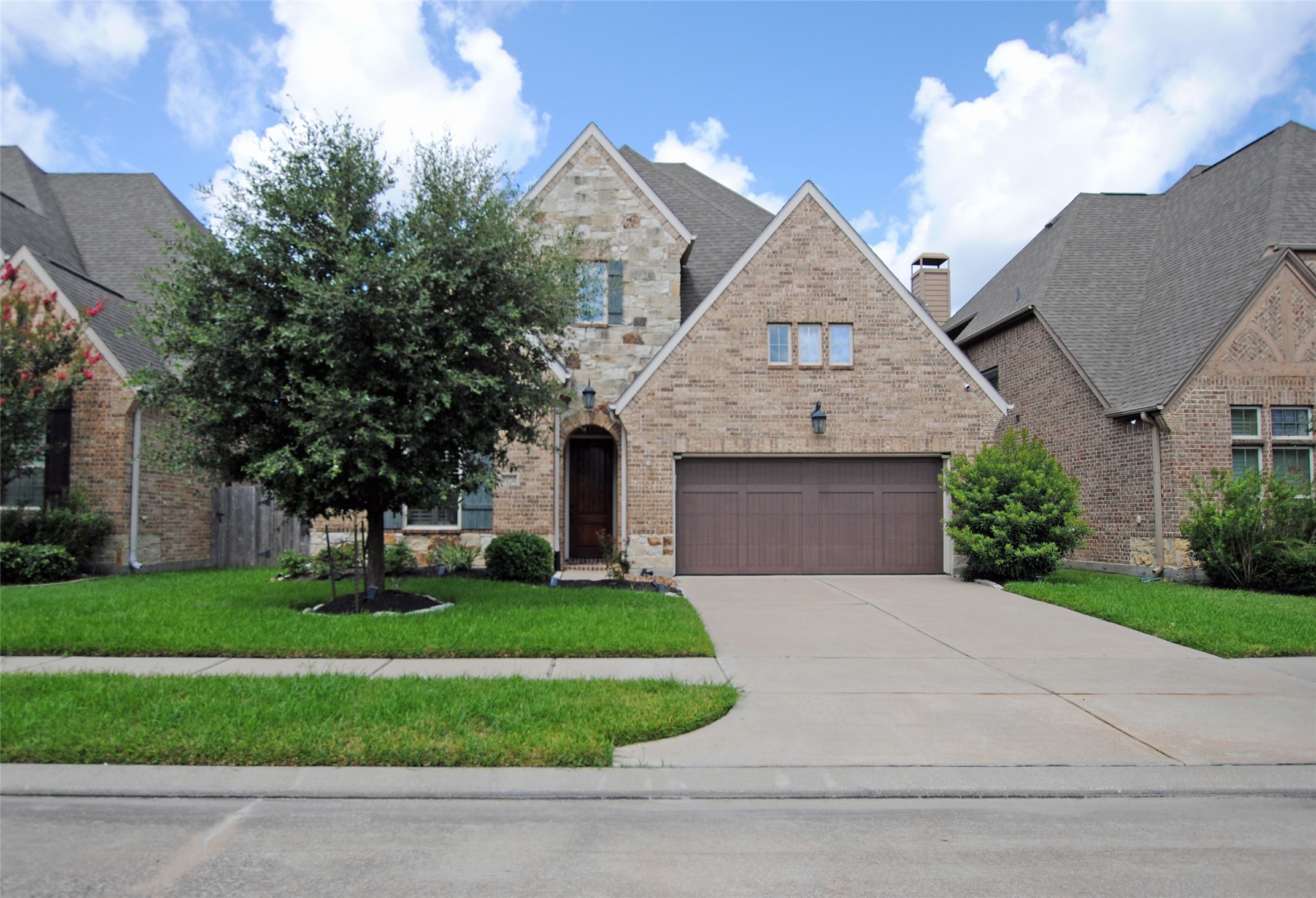 2032 Arrowood Glen Drive Property Photo 1