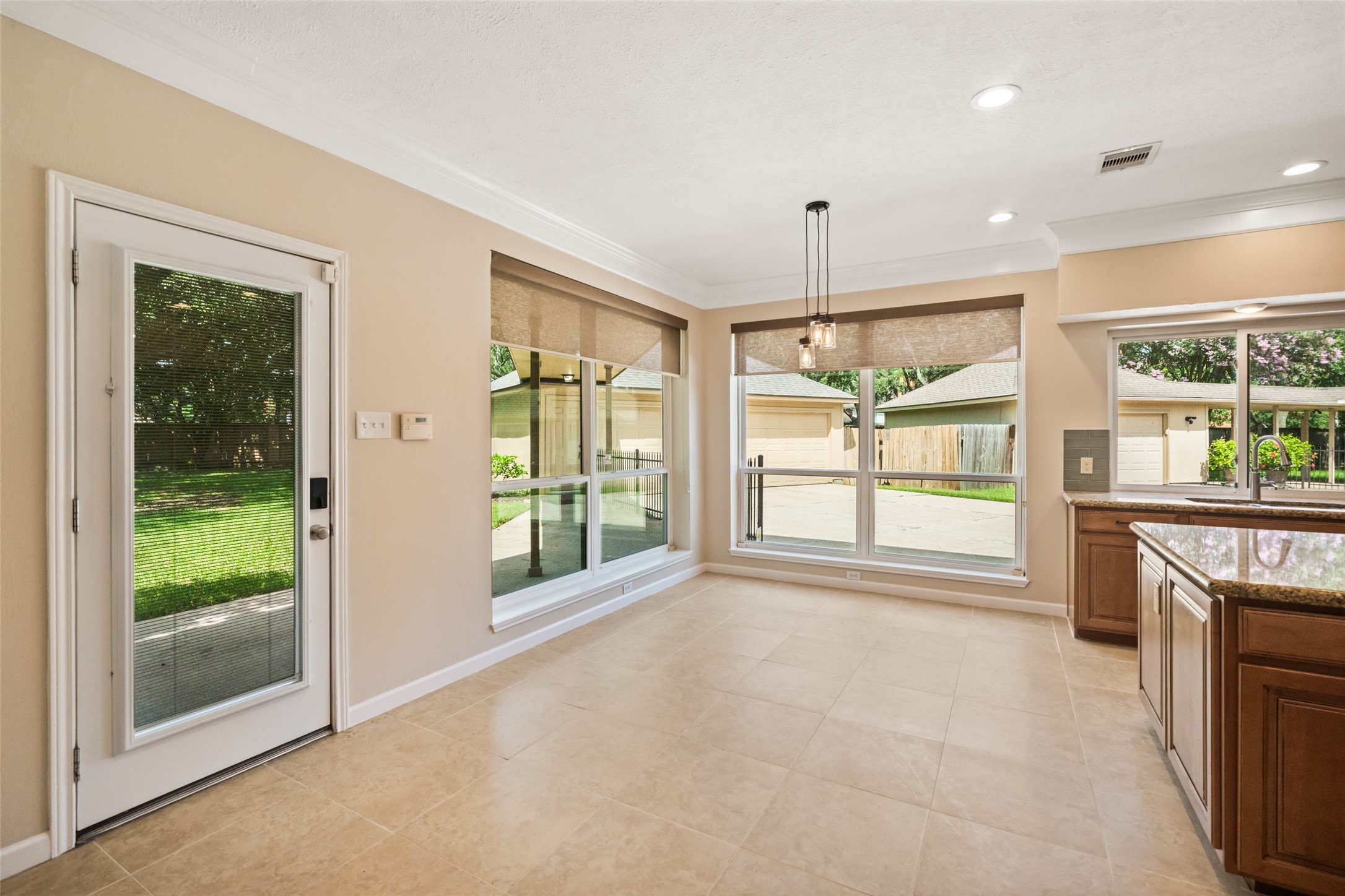 2123 Riverside Drive Property Photo 8