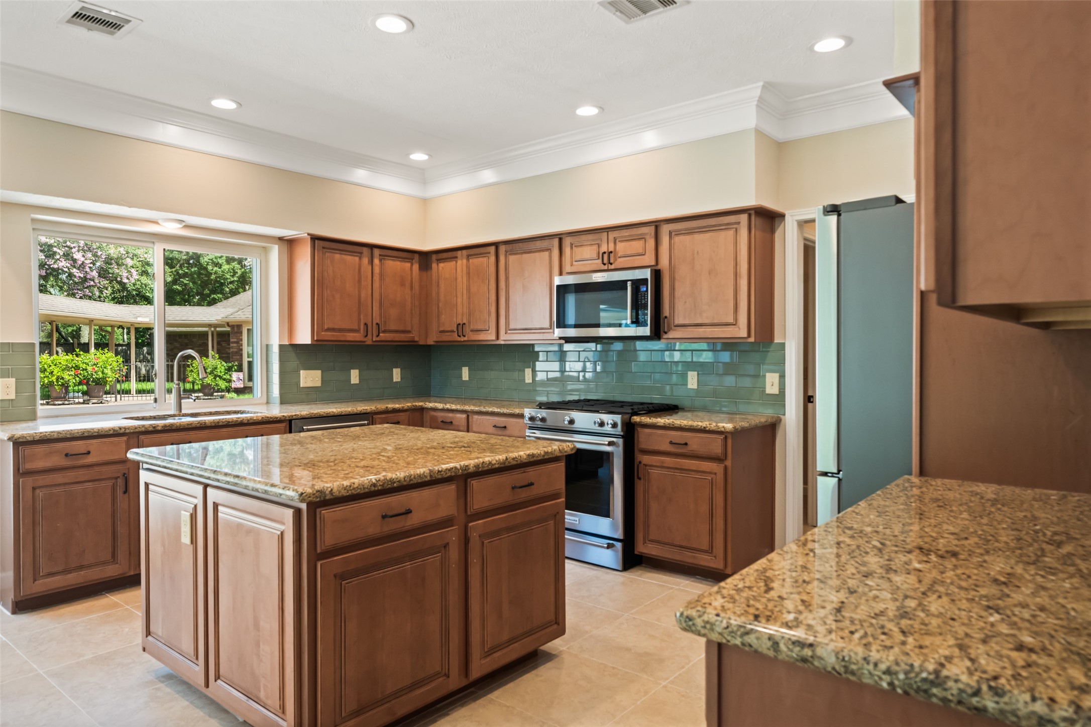 2123 Riverside Drive Property Photo 9