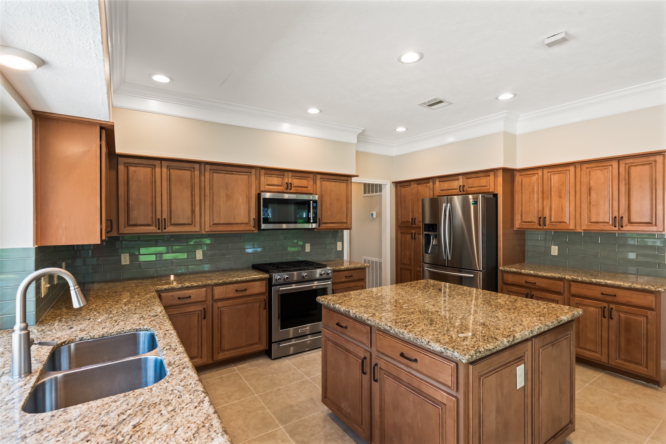 2123 Riverside Drive Property Photo 10