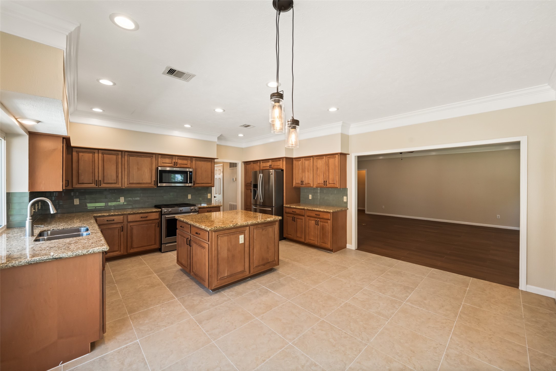 2123 Riverside Drive Property Photo 11