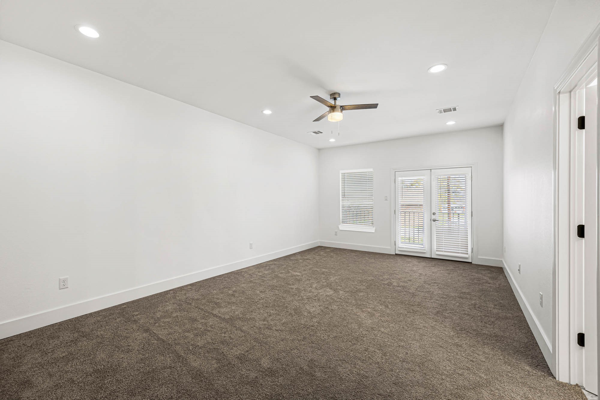 4512 Noble Street Property Photo 11