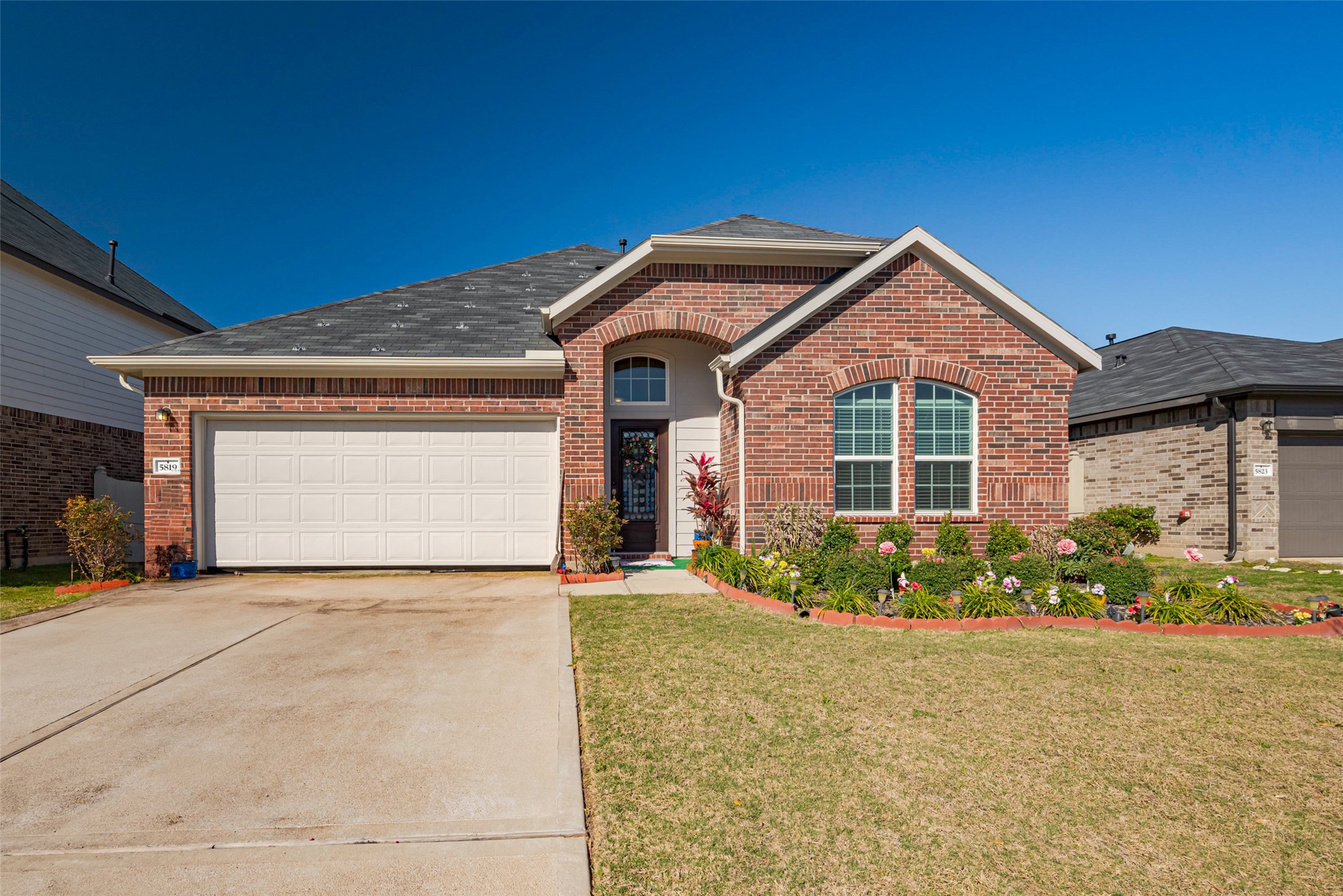5819 Southern Rose Lane Property Photo 3