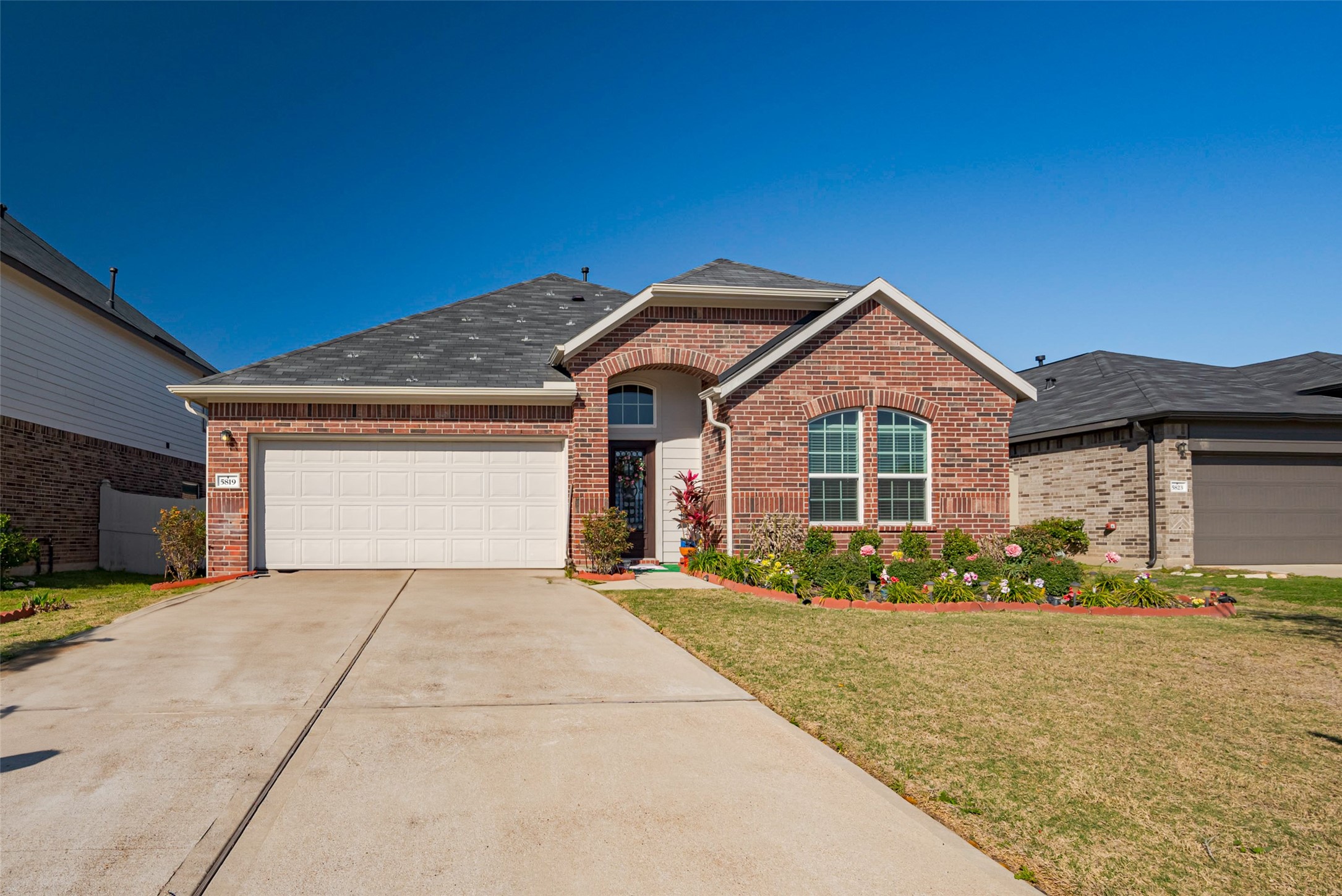5819 Southern Rose Lane Property Photo 4