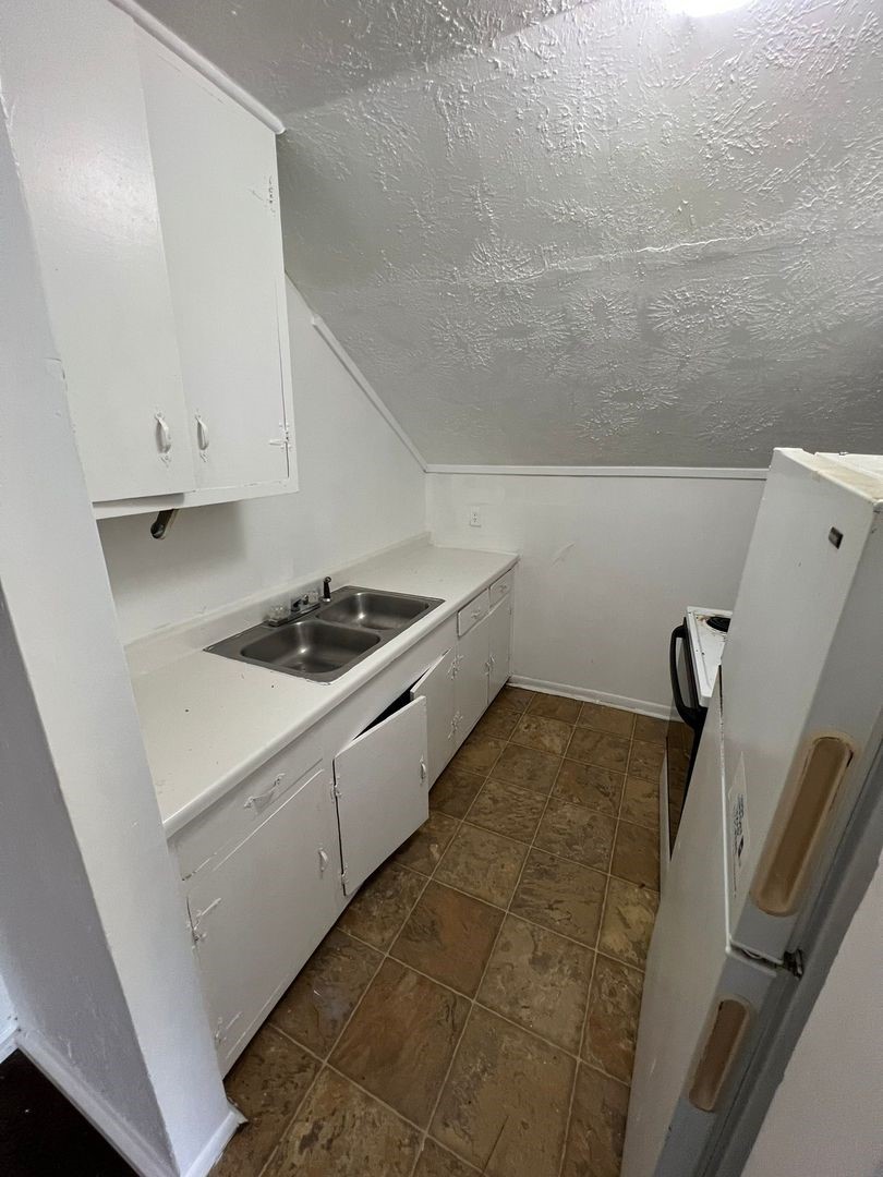 1142 Lyle Street Property Photo 4
