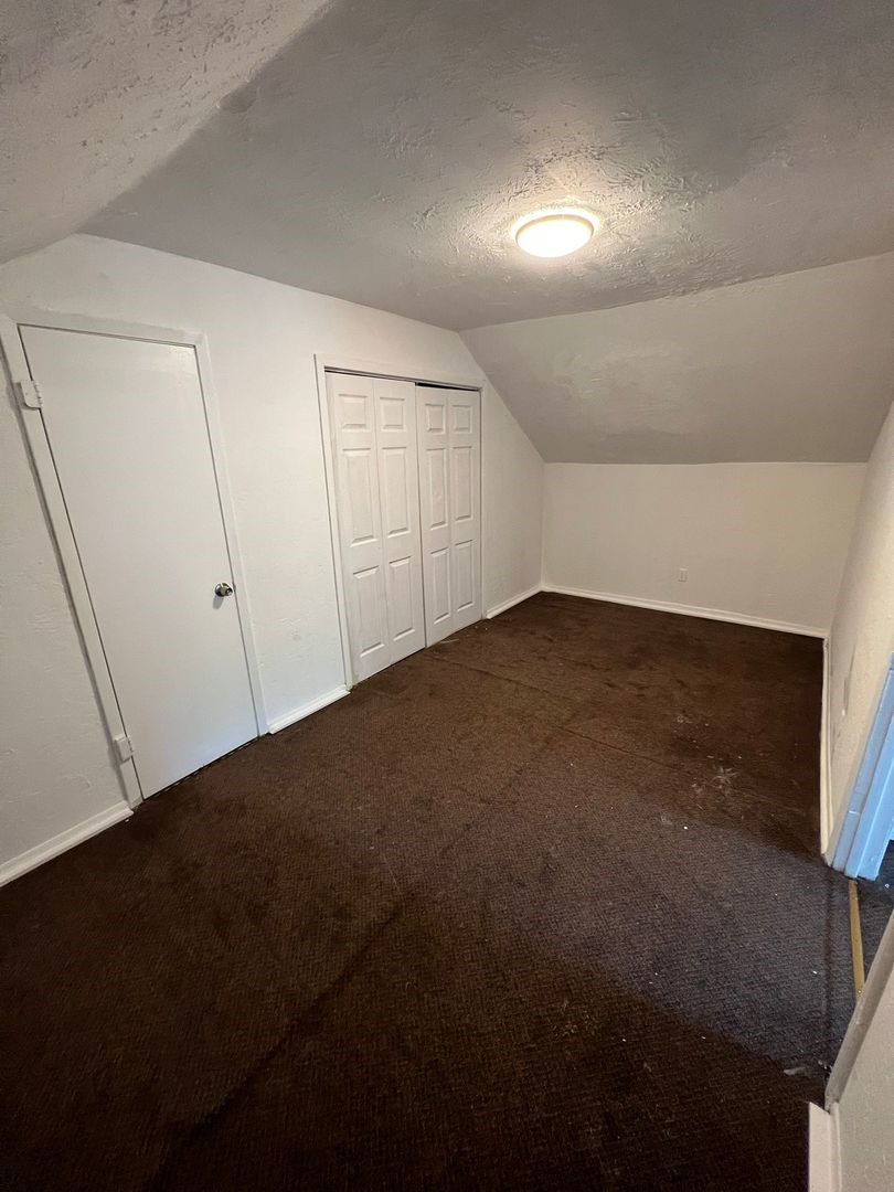 1142 Lyle Street Property Photo 6