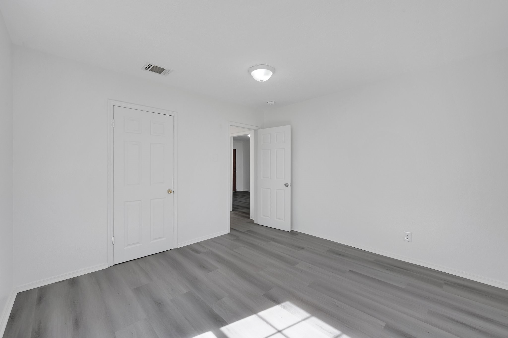 214 N Hagerman Street Property Photo 18