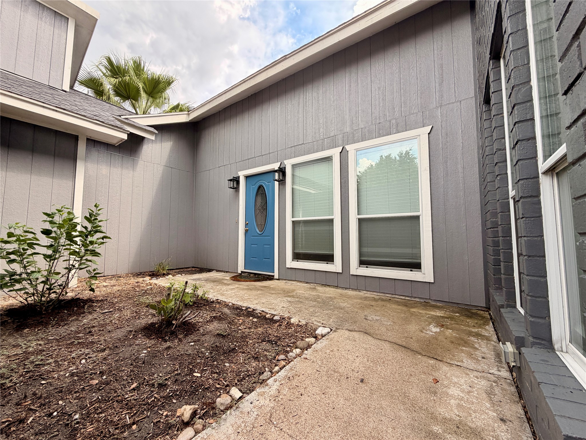 15623 Sandy Hill Drive Property Photo 3