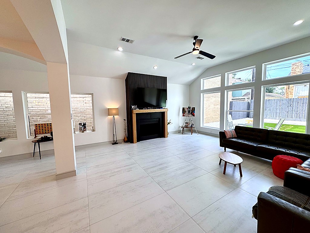 9822 Oak Point Drive Property Photo 8