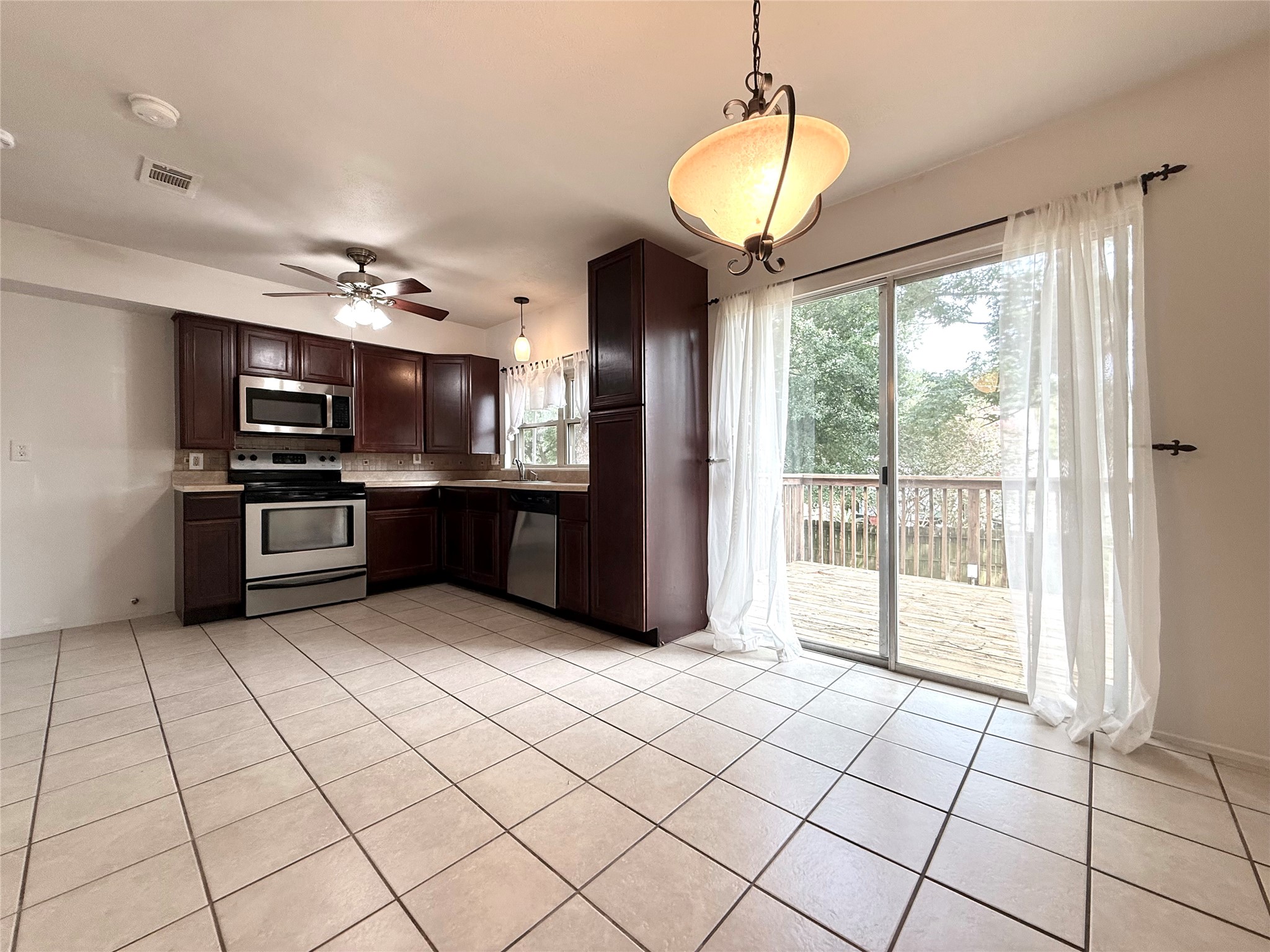 2334 Trailing Vine Road Property Photo 3
