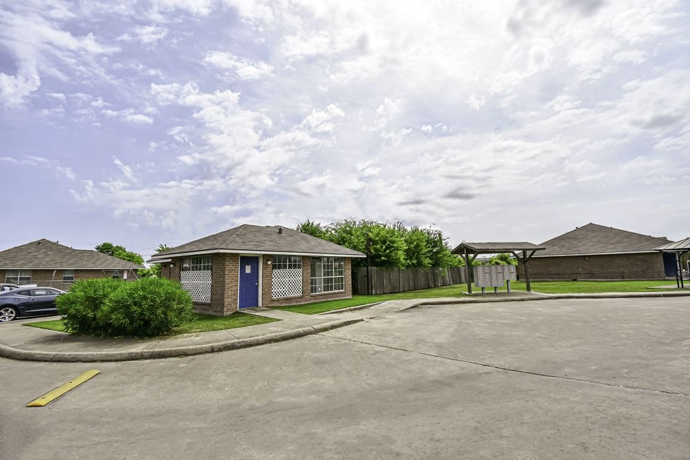 100 Justin Way Property Photo 1