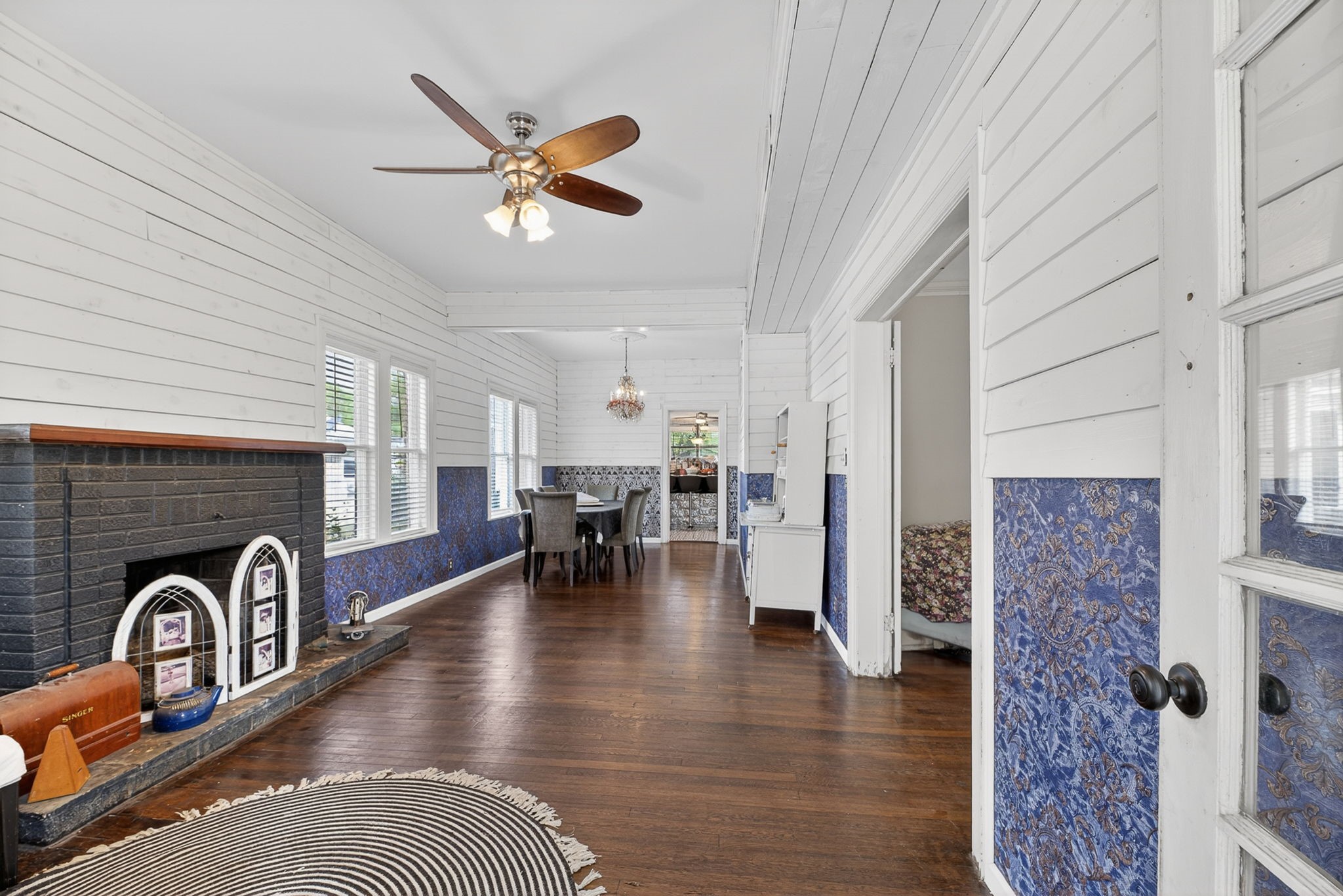 119 E Houston Street Property Photo 6
